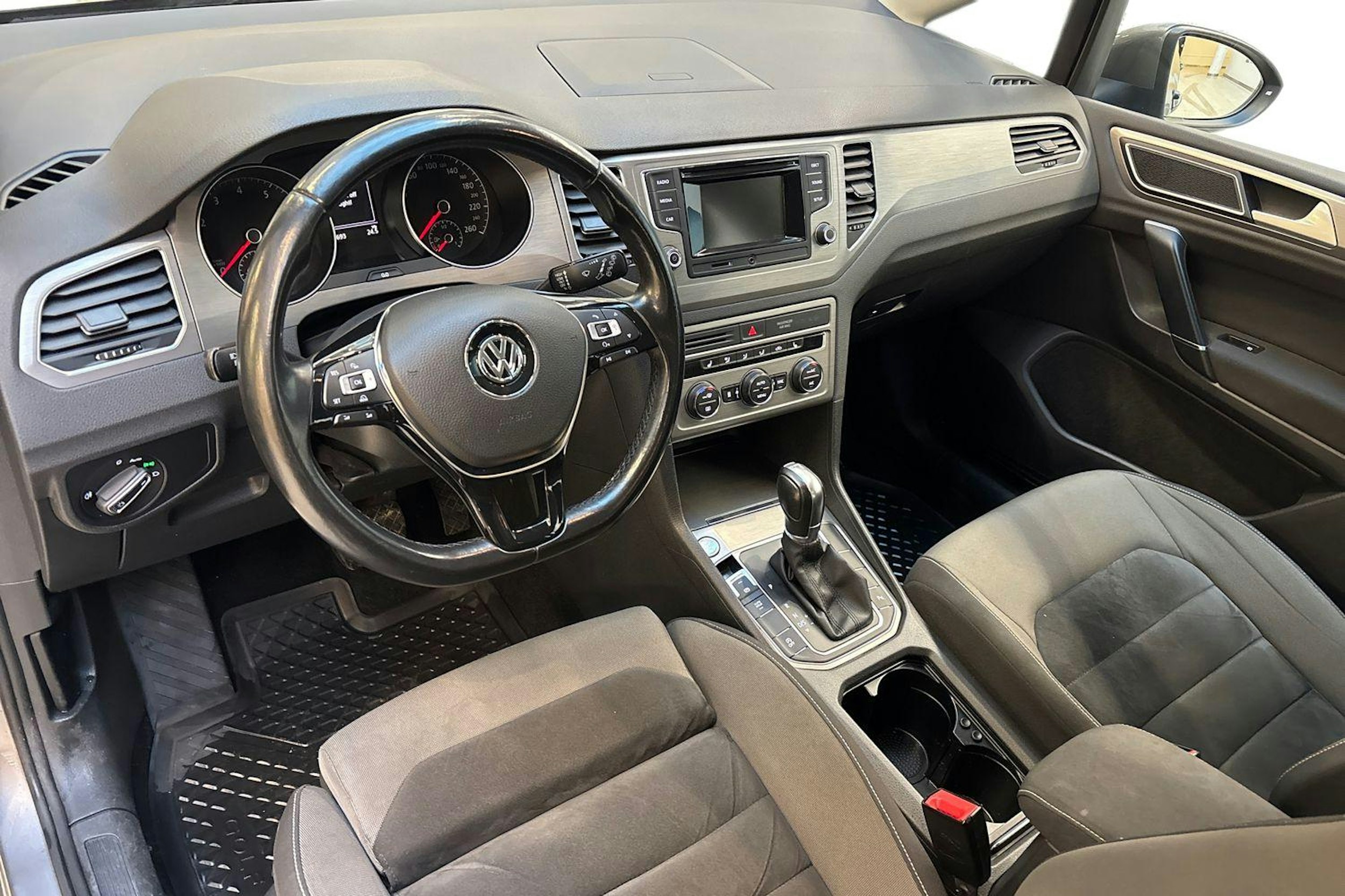 harmaa Volkswagen Golf Sportsvan 2015 kuva 7.