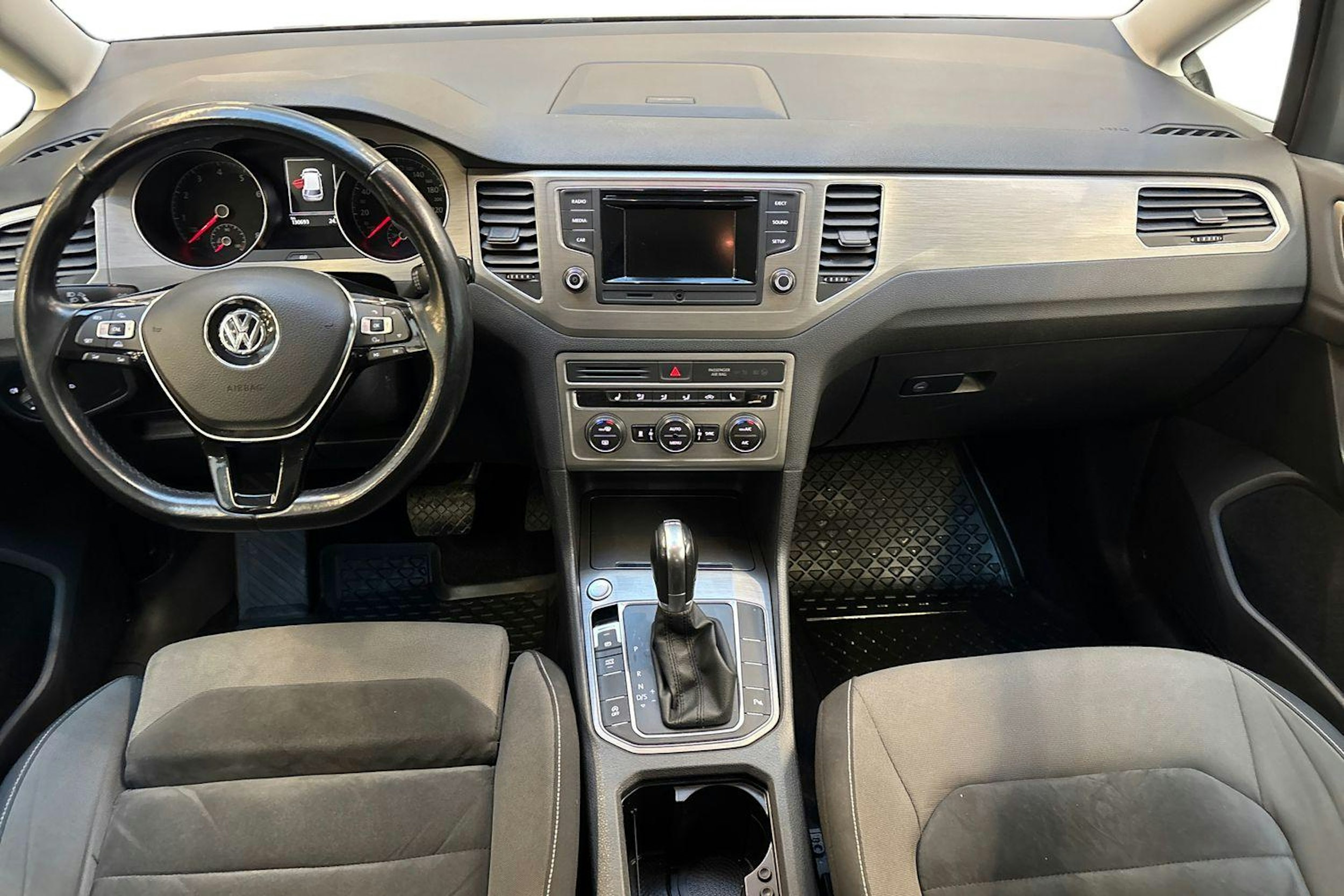 harmaa Volkswagen Golf Sportsvan 2015 kuva 9.