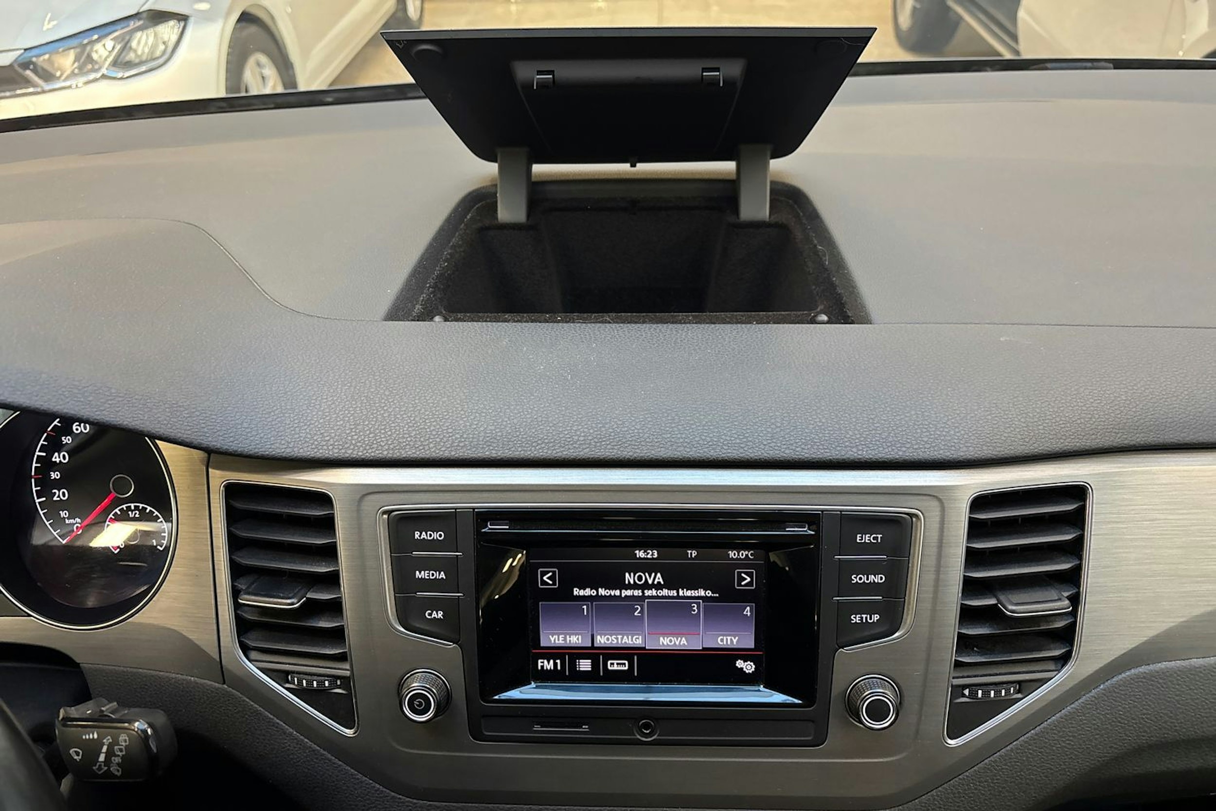 harmaa Volkswagen Golf Sportsvan 2015 kuva 19.