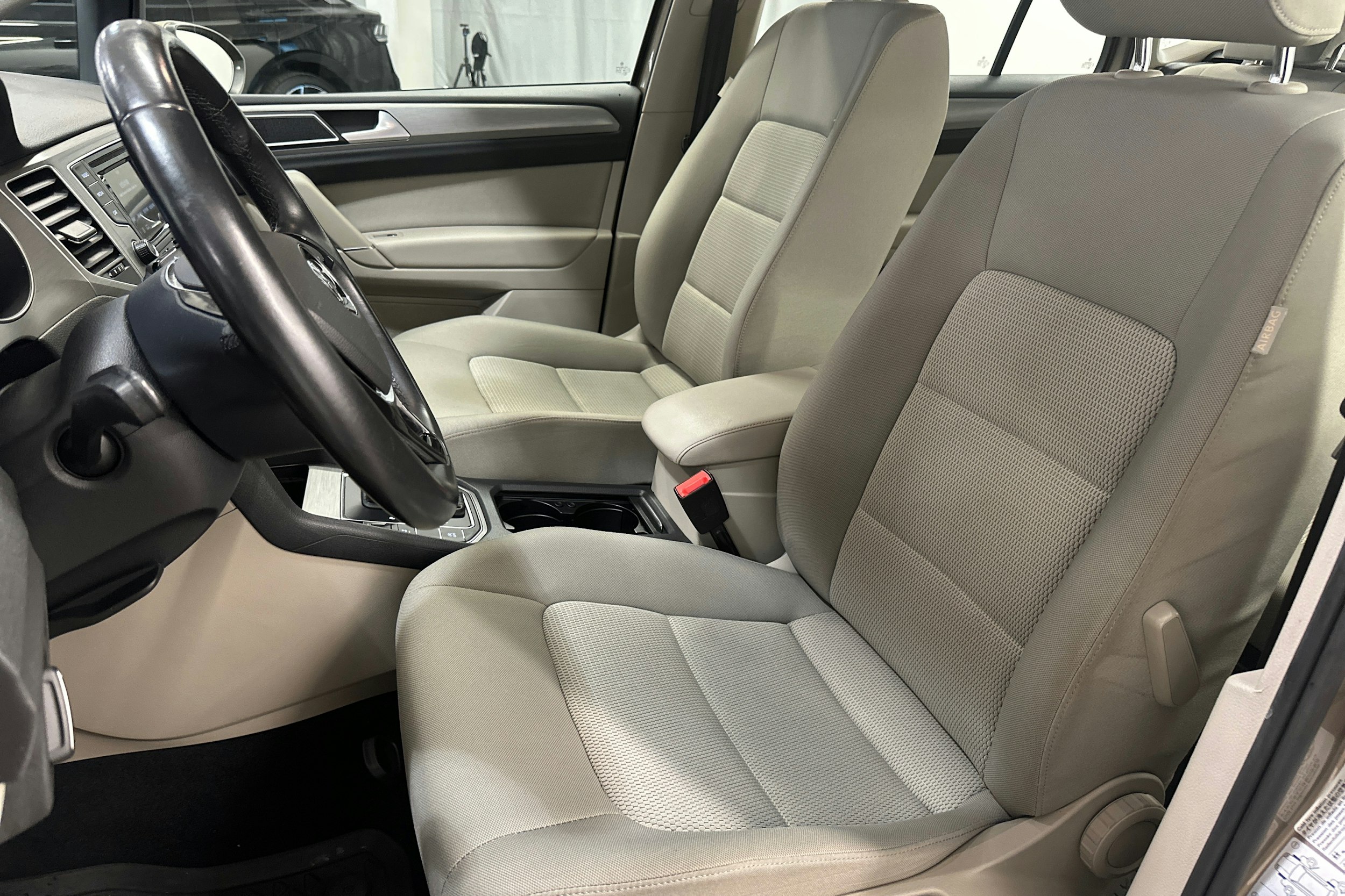 ruskea (beige) Volkswagen Golf Sportsvan 2015 kuva 11.