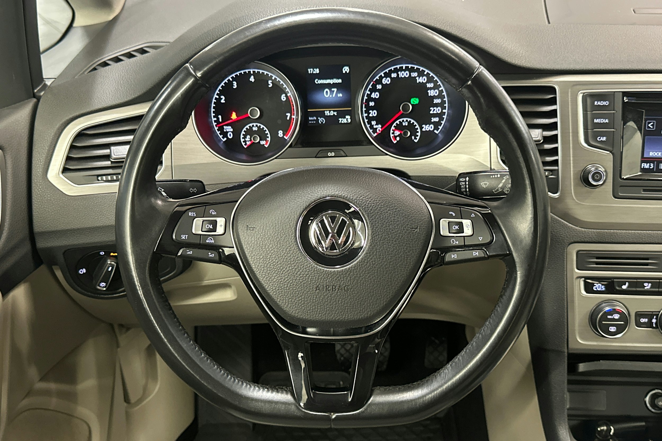 ruskea (beige) Volkswagen Golf Sportsvan 2015 kuva 12.