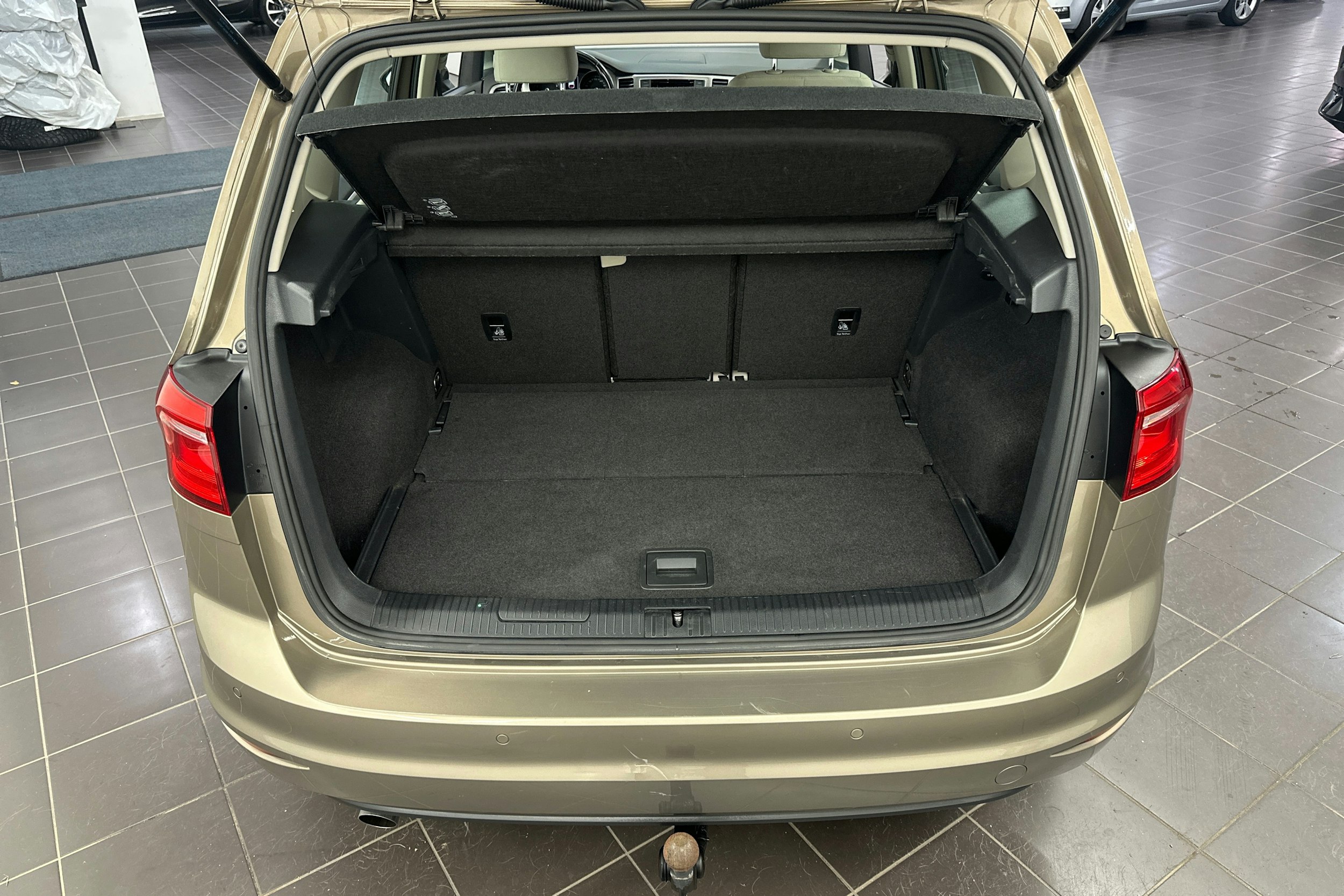 ruskea (beige) Volkswagen Golf Sportsvan 2015 kuva 21.