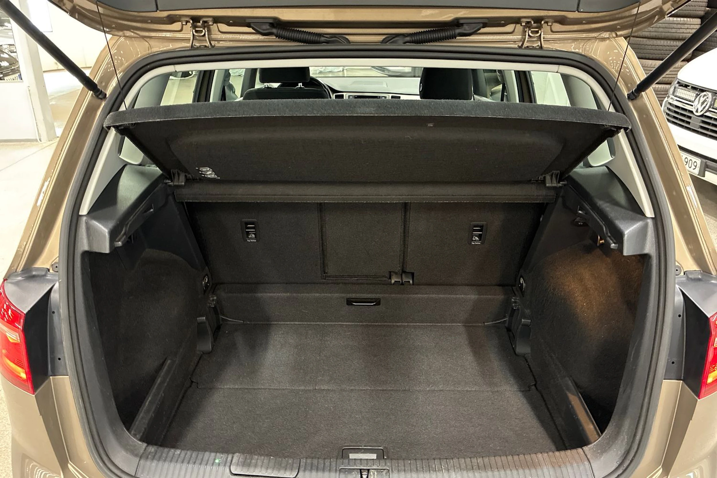 ruskea (beige) Volkswagen Golf Sportsvan 2015 kuva 22.