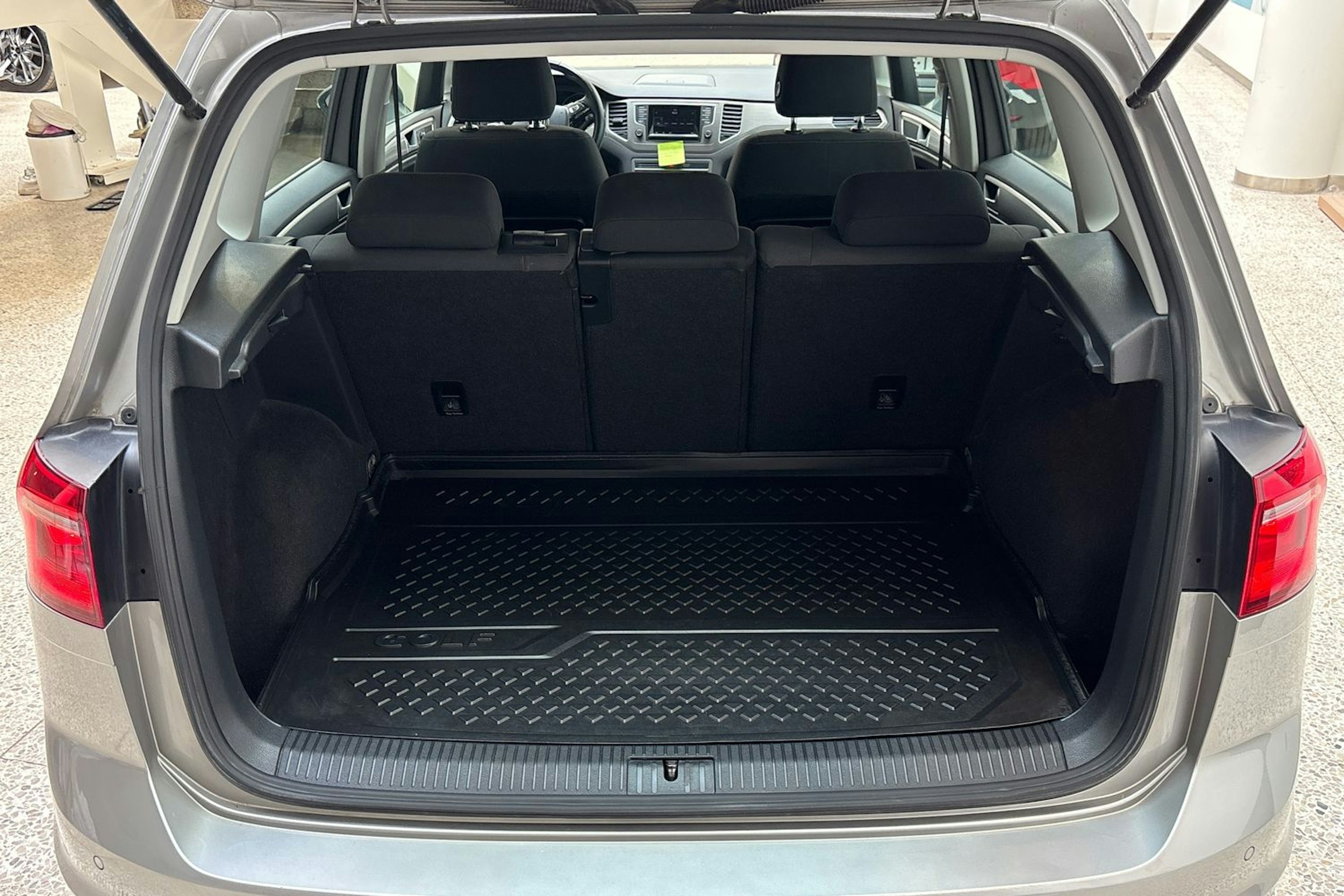 harmaa Volkswagen Golf Sportsvan 2015 kuva 14.