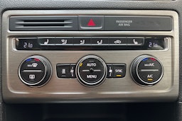 harmaa Volkswagen Golf Sportsvan 2015 kuva 20.