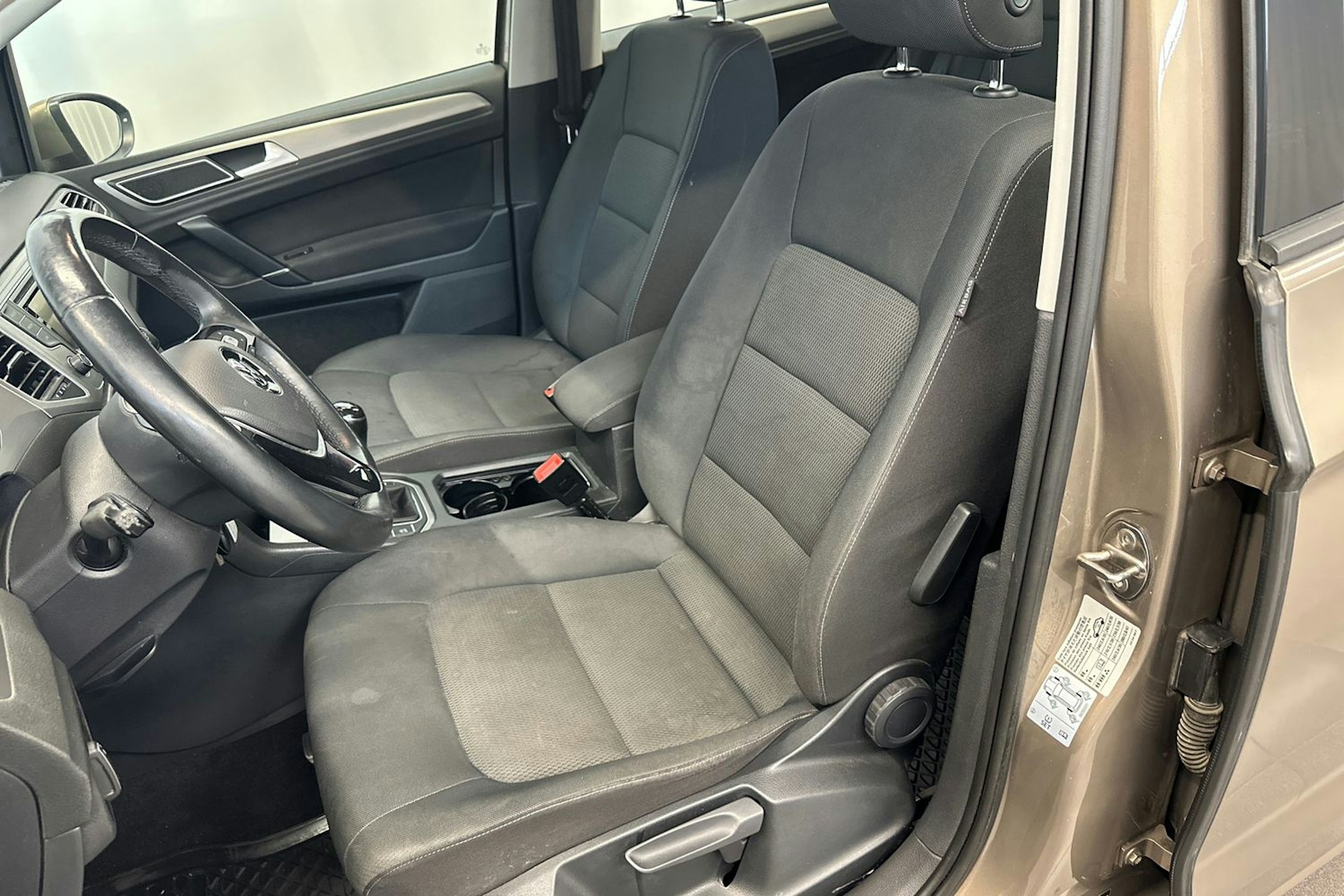 ruskea (beige) Volkswagen Golf Sportsvan 2015 kuva 15.