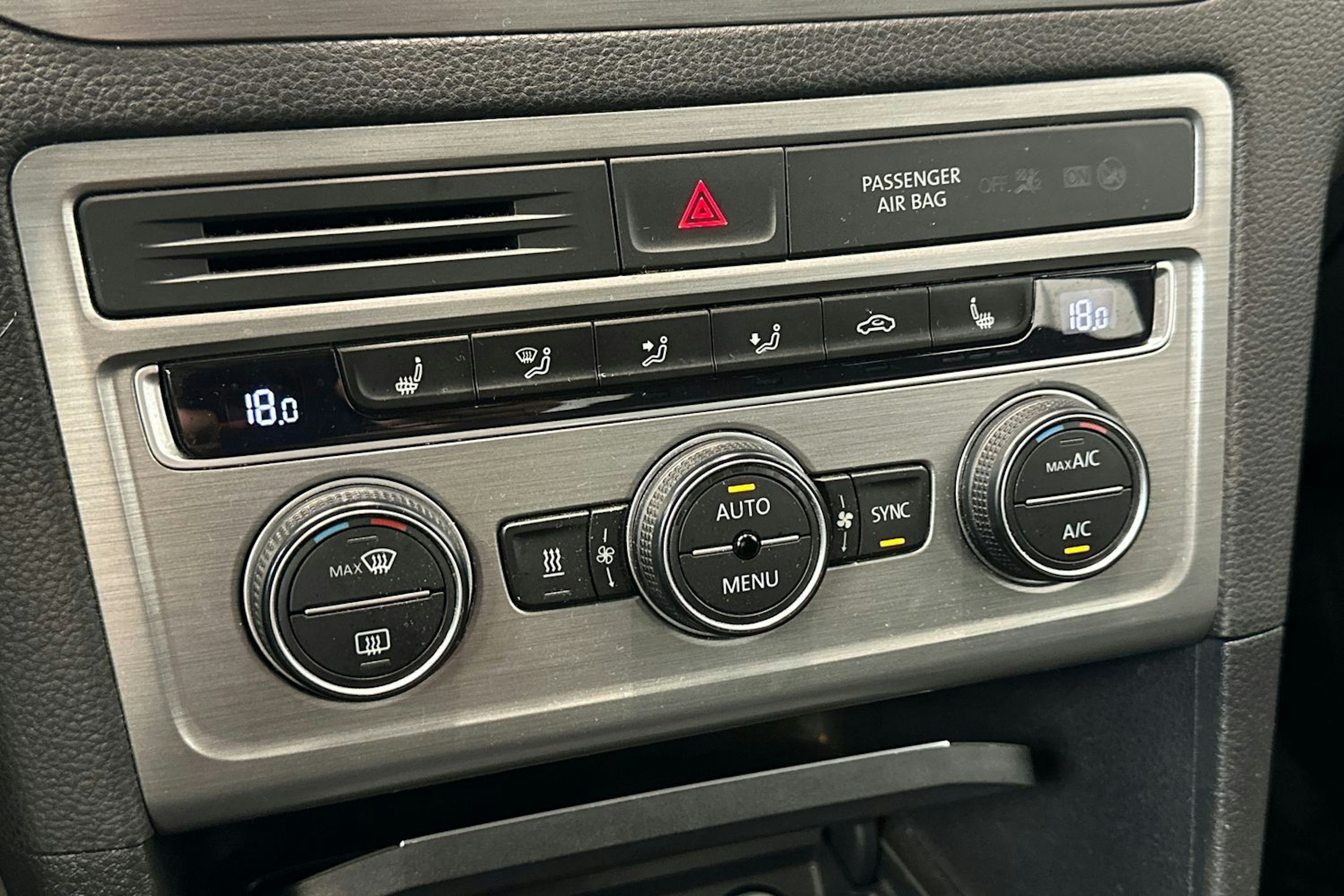 ruskea (beige) Volkswagen Golf Sportsvan 2015 kuva 23.