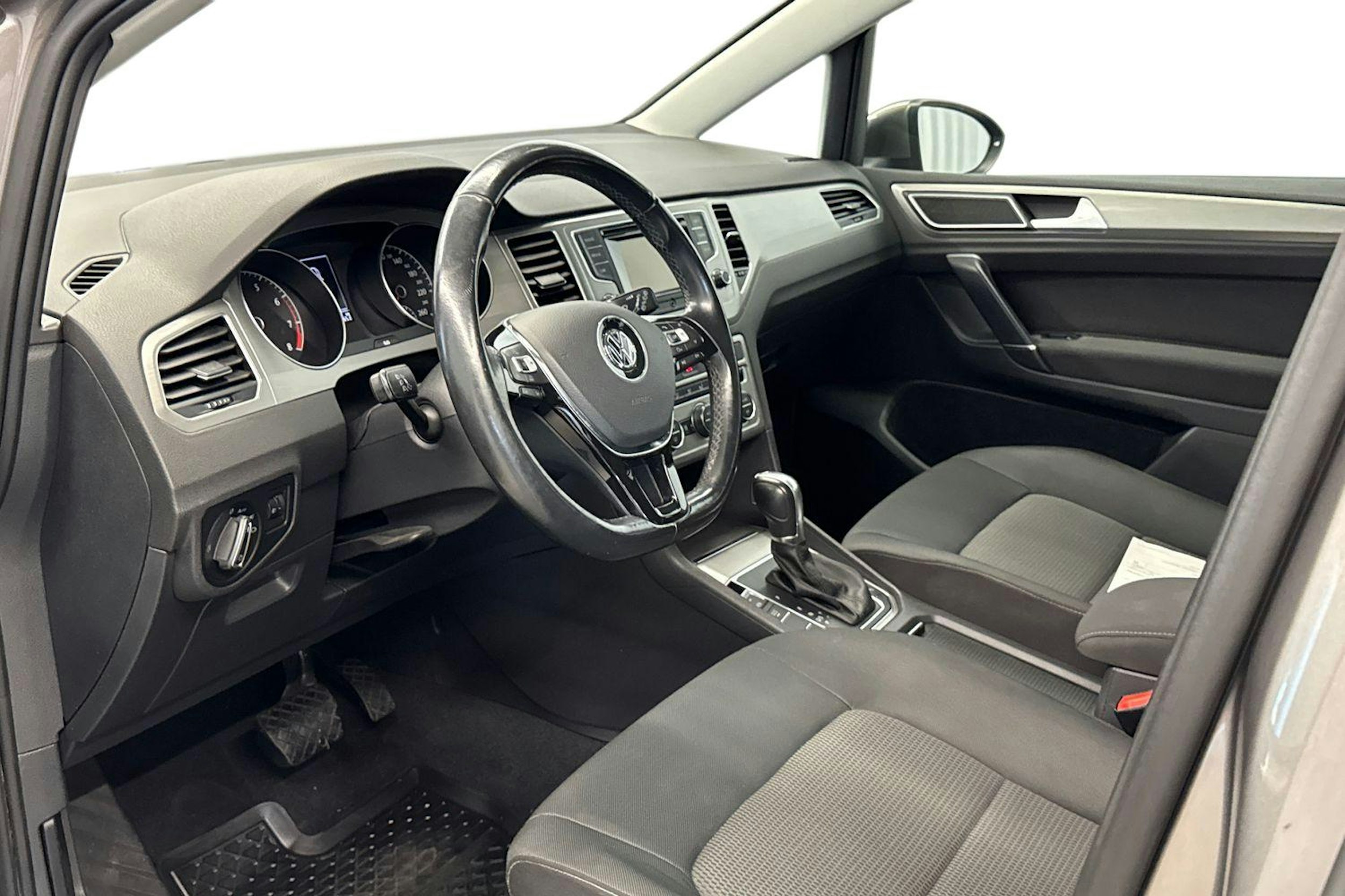 harmaa Volkswagen Golf Sportsvan 2015 kuva 7.