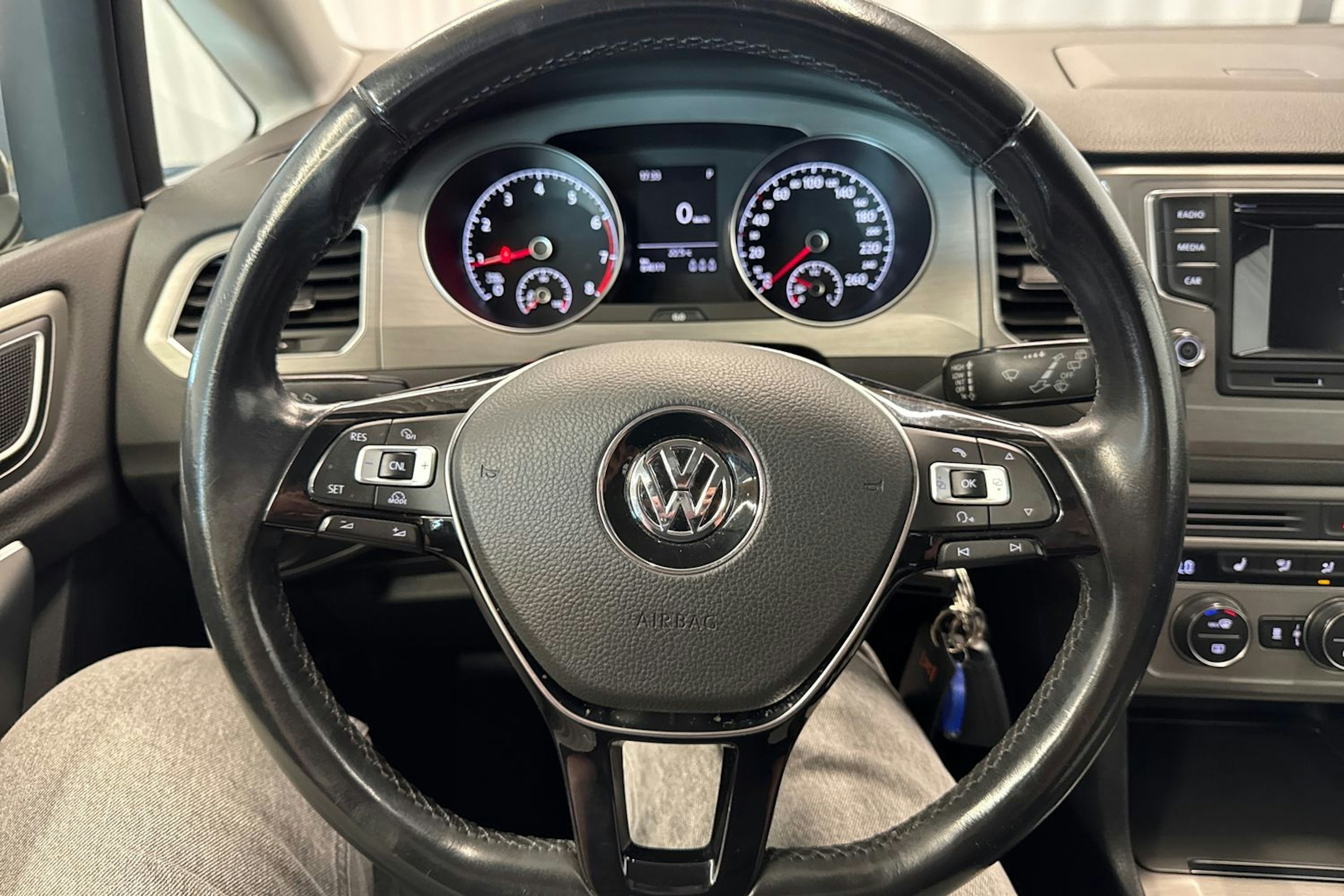 harmaa Volkswagen Golf Sportsvan 2015 kuva 14.