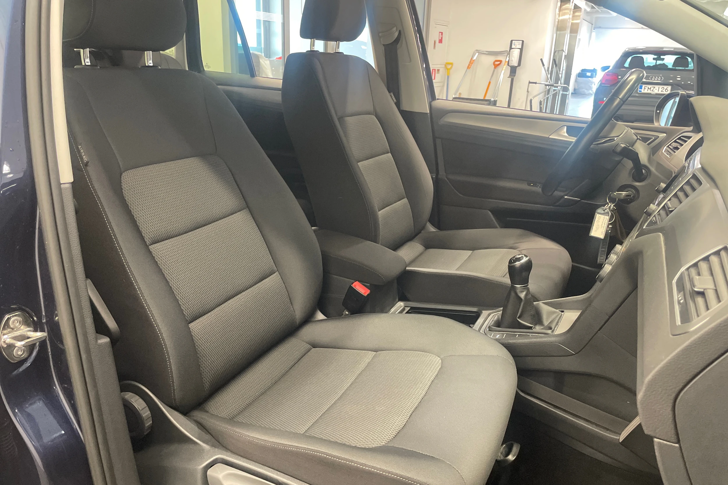 sininen Volkswagen Golf Sportsvan 2015 kuva 17.