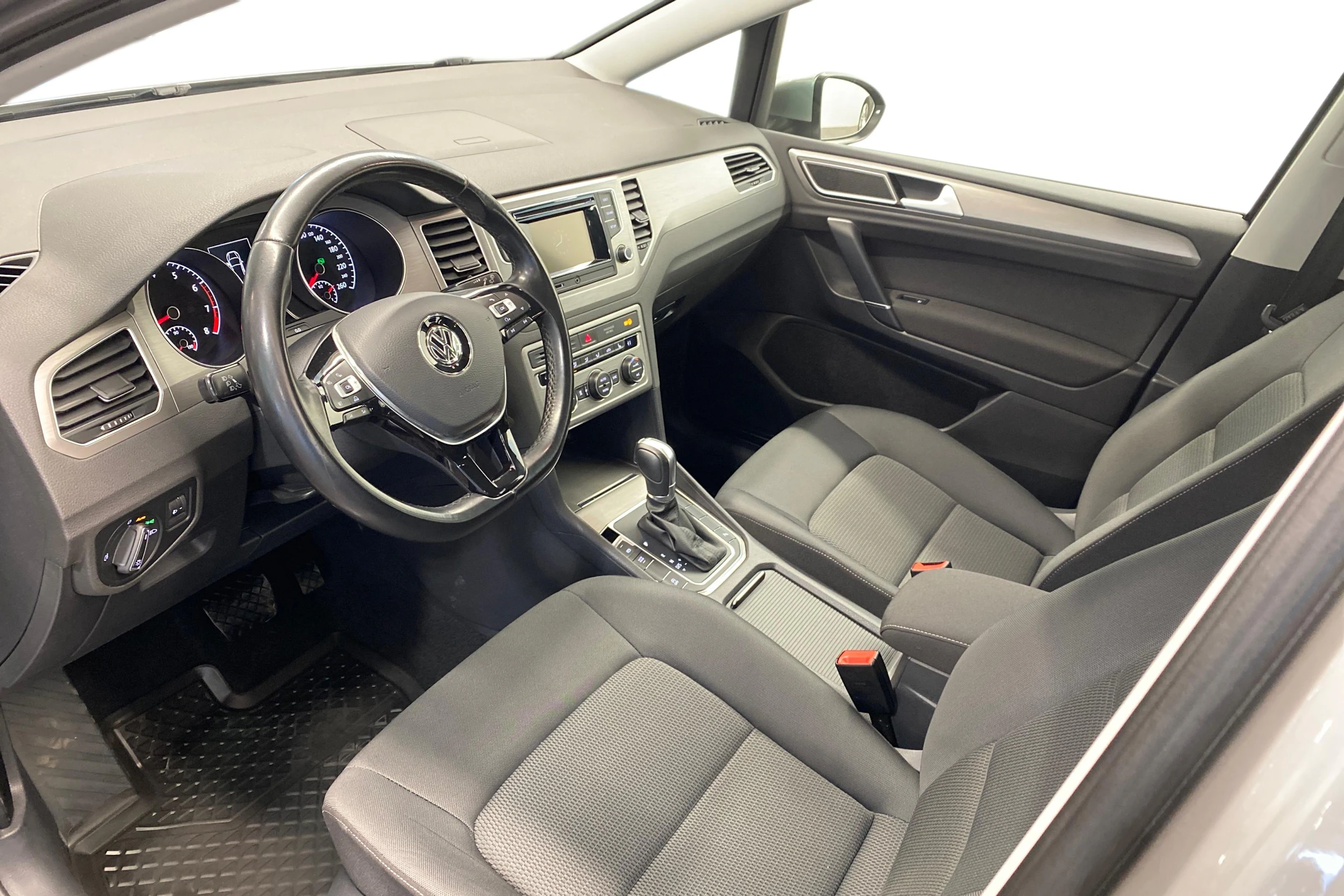 harmaa Volkswagen Golf Sportsvan 2015 kuva 6.