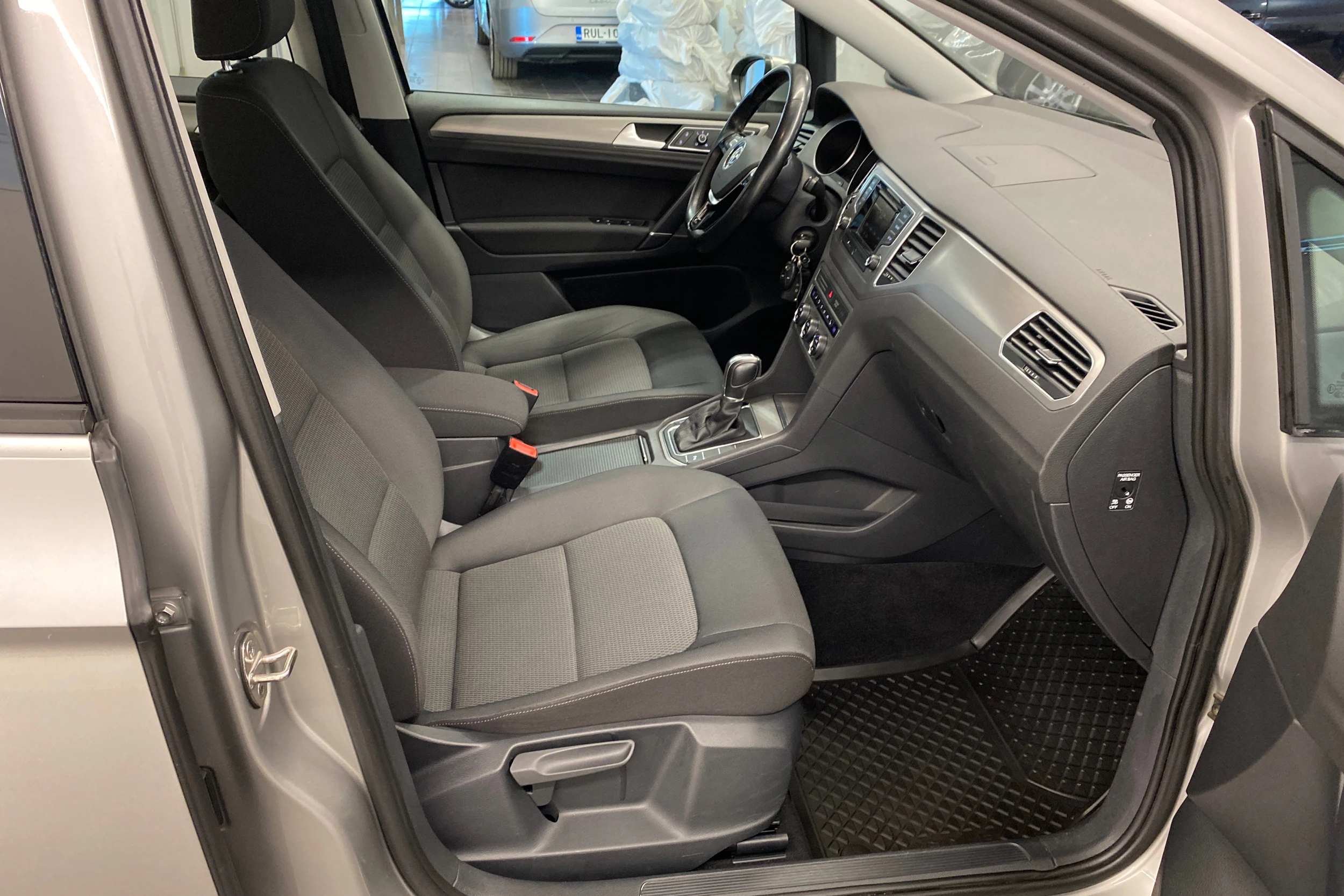 harmaa Volkswagen Golf Sportsvan 2015 kuva 15.