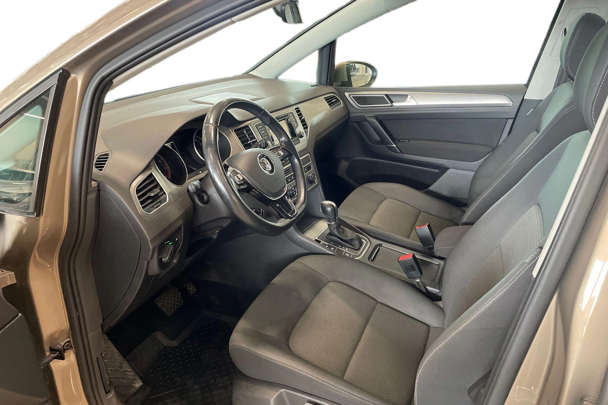 ruskea (beige) Volkswagen Golf Sportsvan 2016 kuva 6.