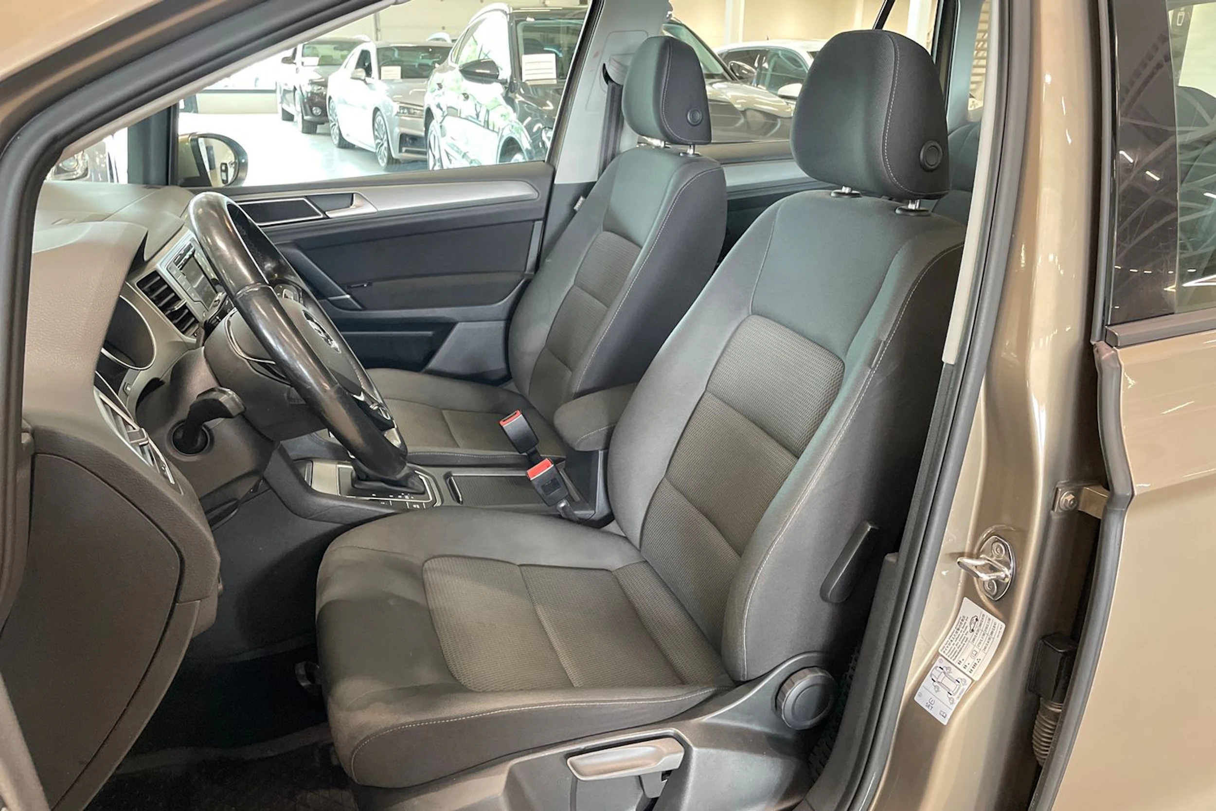 ruskea (beige) Volkswagen Golf Sportsvan 2016 kuva 11.