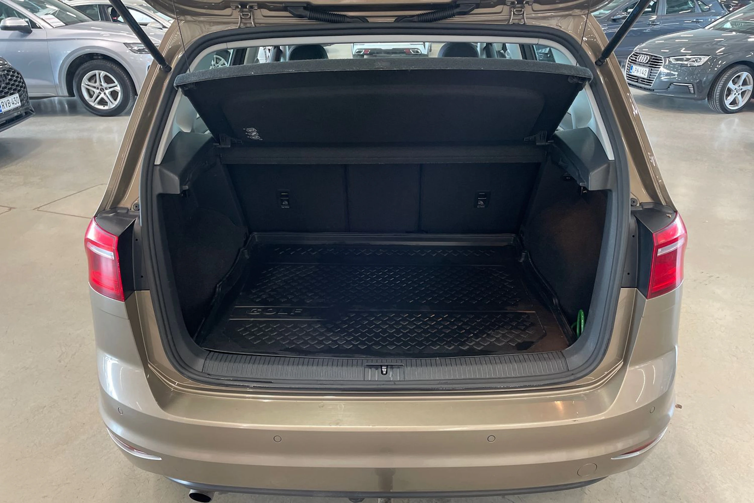 ruskea (beige) Volkswagen Golf Sportsvan 2016 kuva 24.
