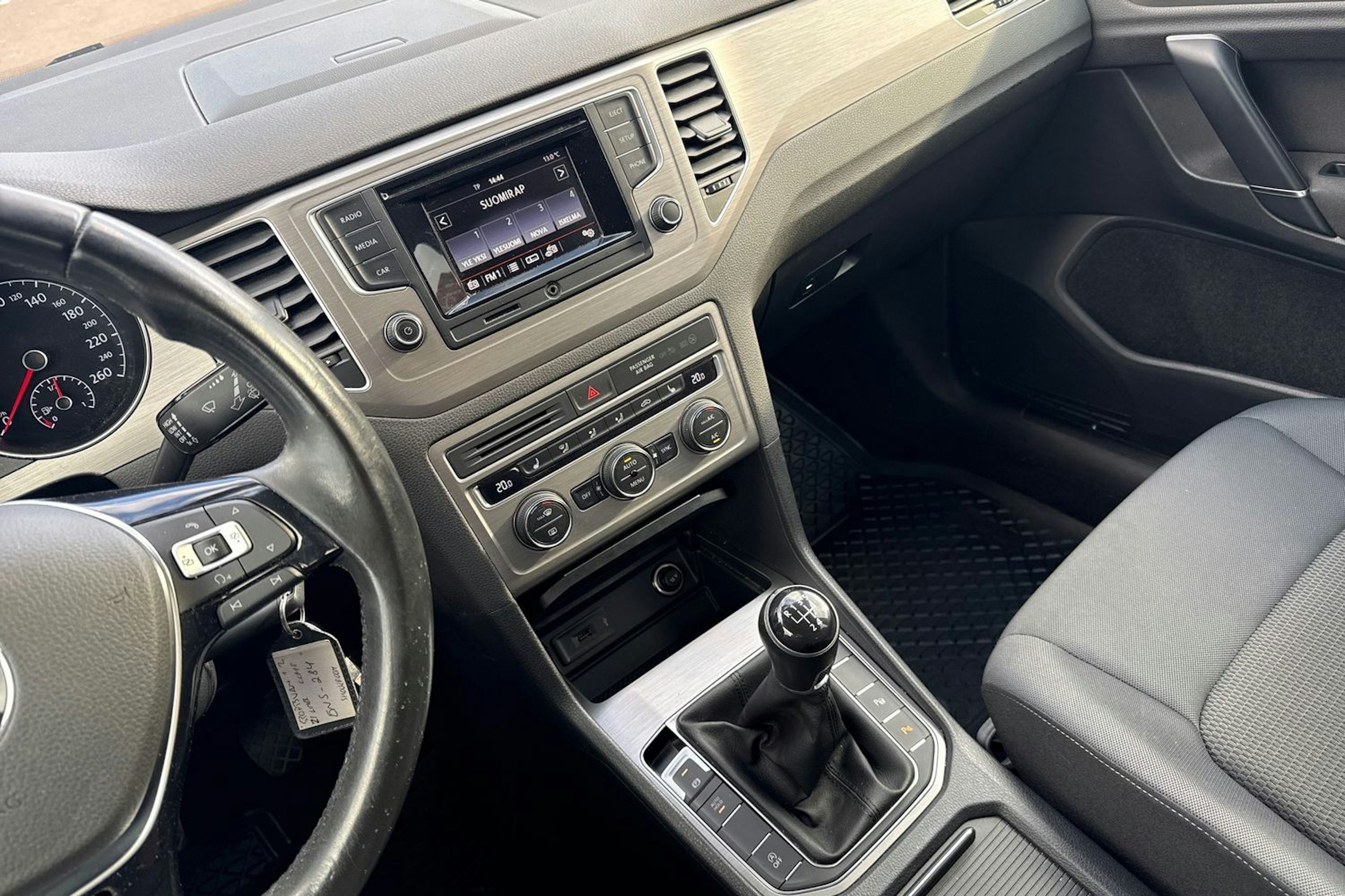 harmaa Volkswagen Golf Sportsvan 2016 kuva 27.