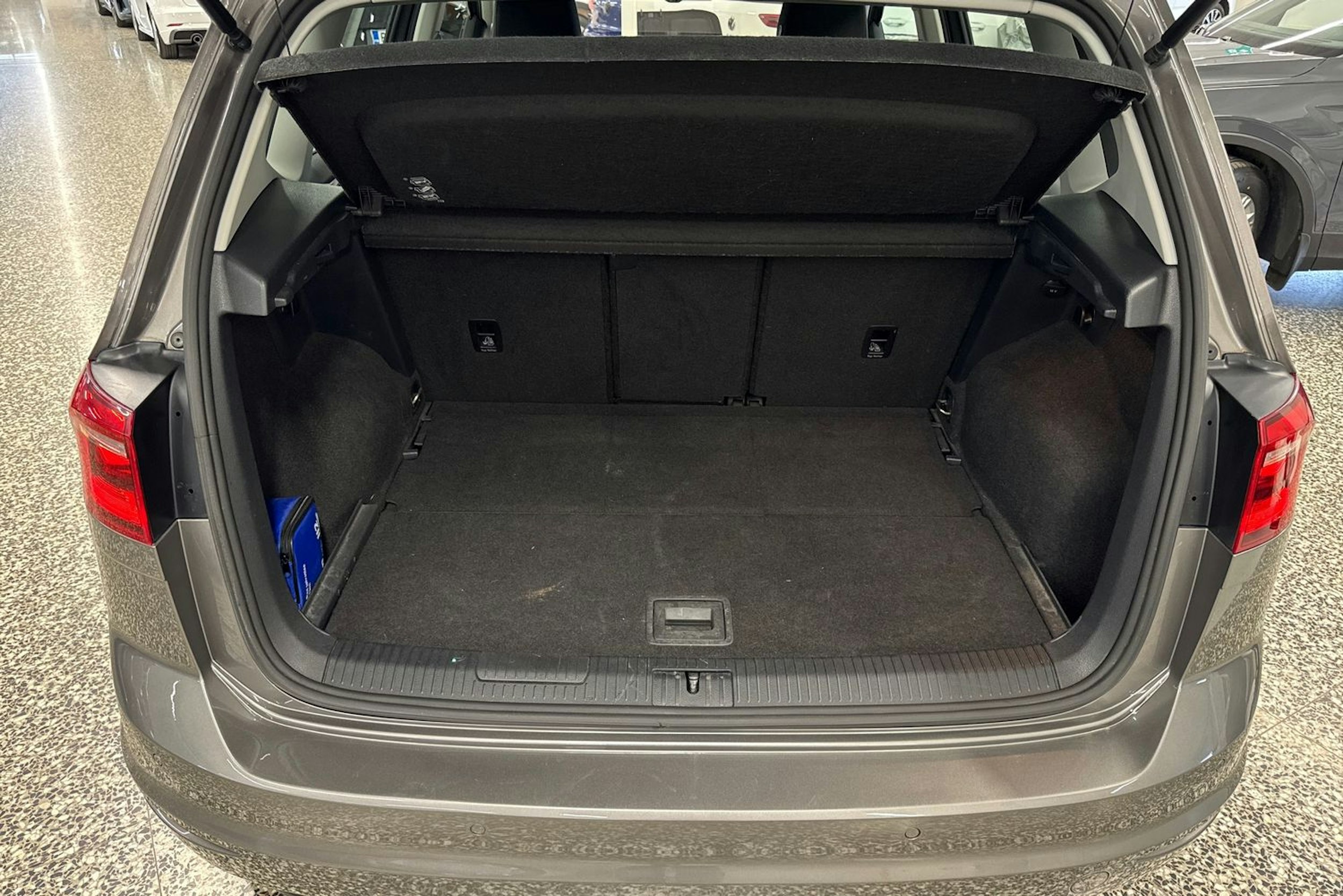 met. harmaa Volkswagen Golf Sportsvan 2016 kuva 23.