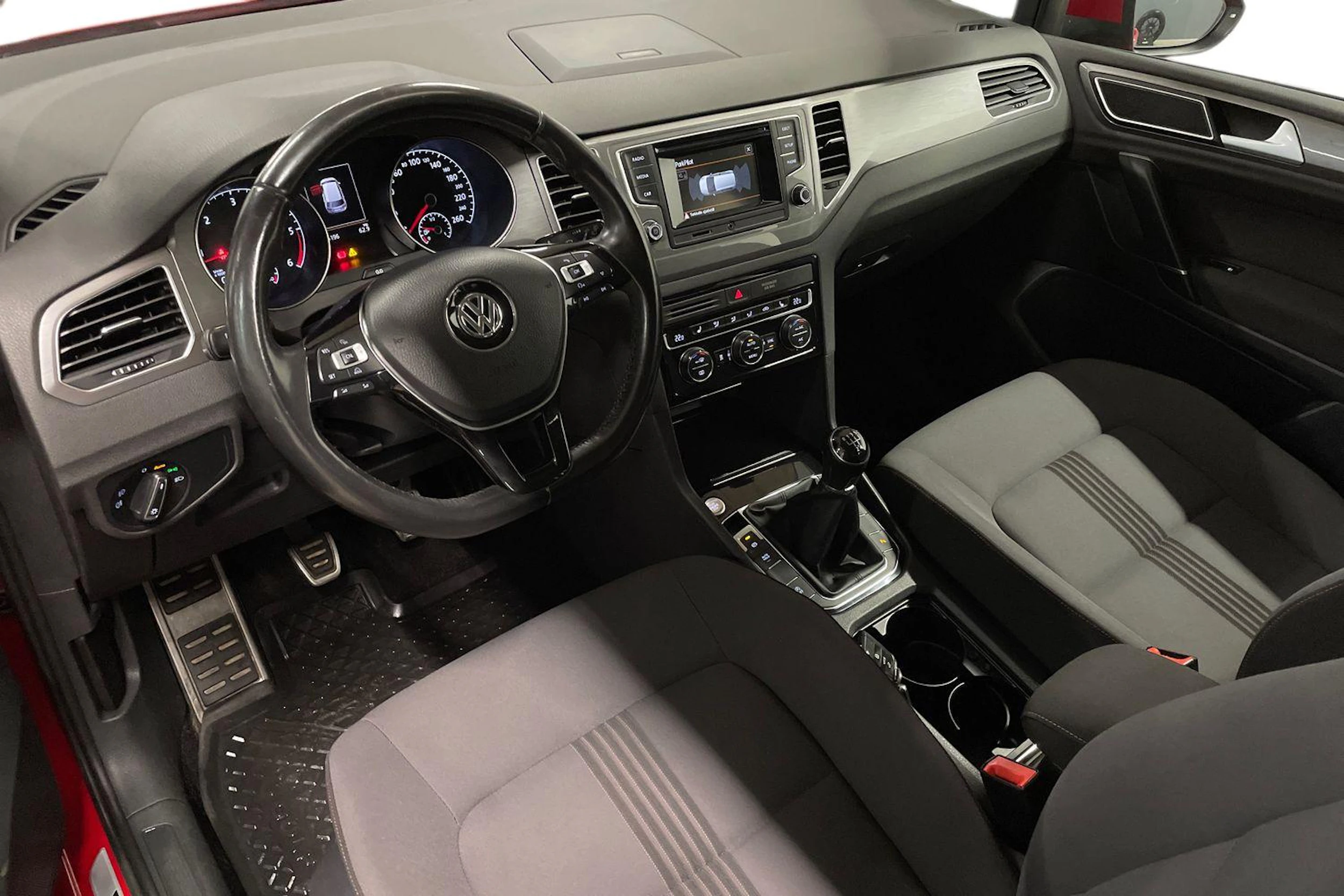 punainen Volkswagen Golf Sportsvan 2016 kuva 6.