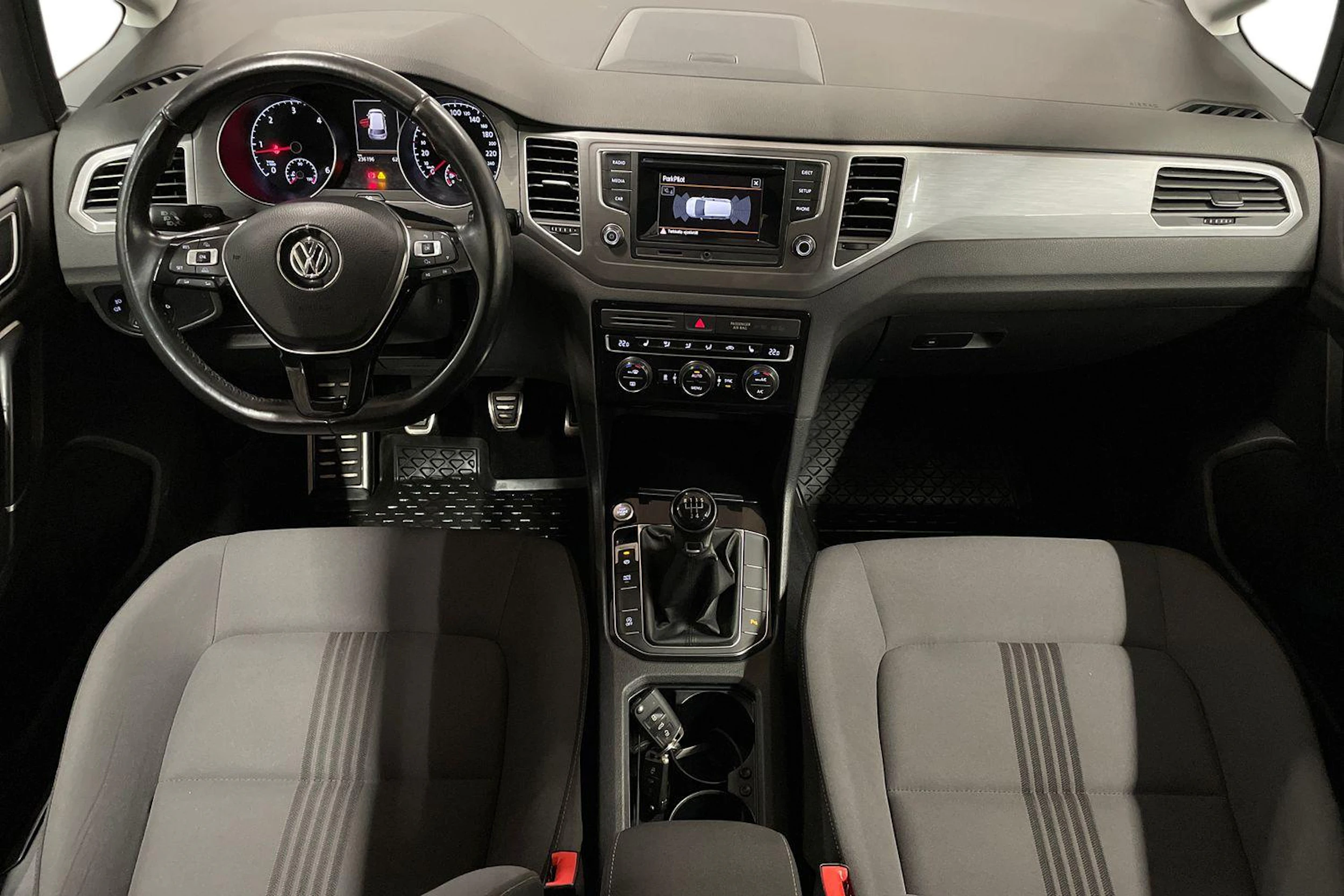 punainen Volkswagen Golf Sportsvan 2016 kuva 7.