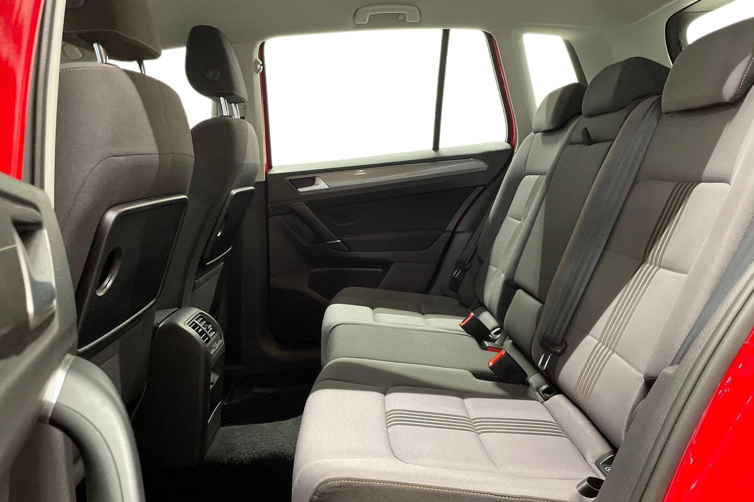 punainen Volkswagen Golf Sportsvan 2016 kuva 8.