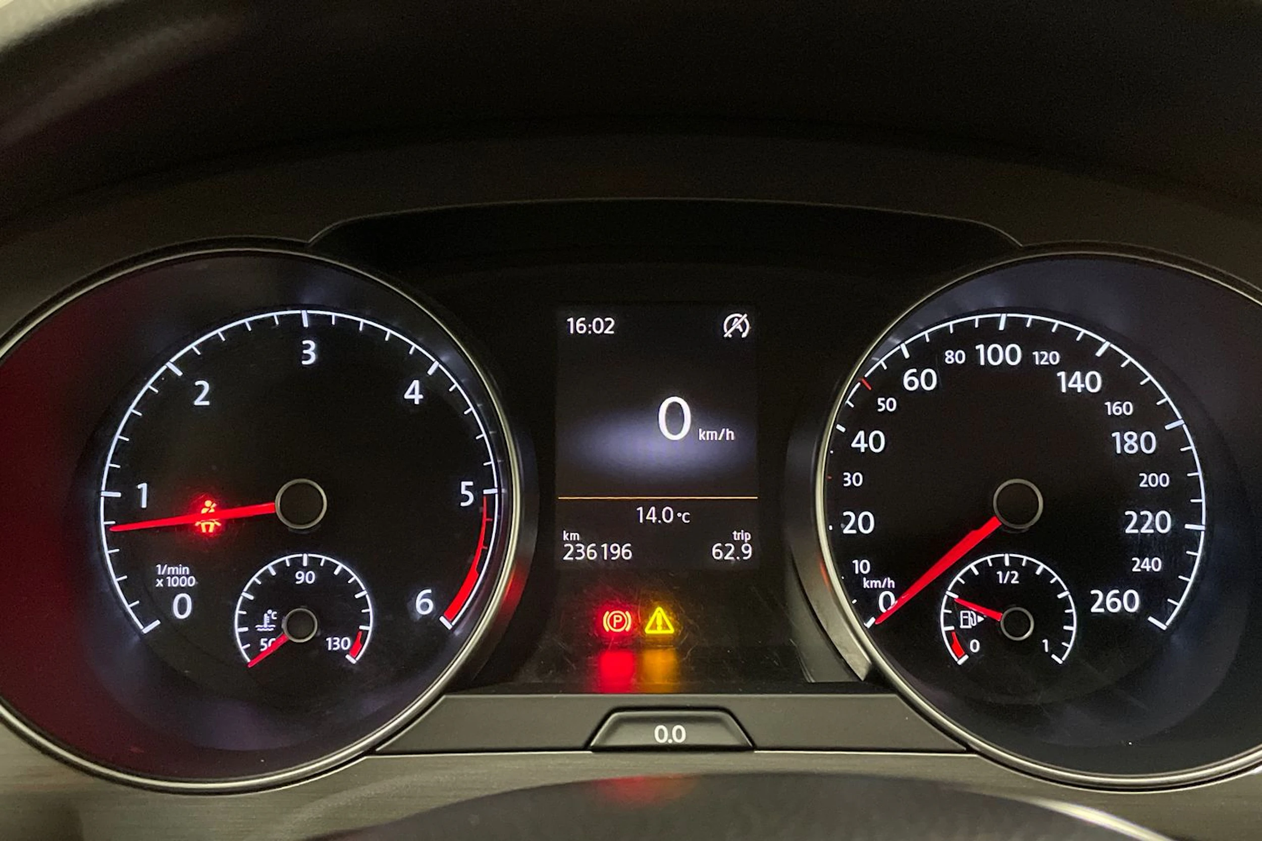 punainen Volkswagen Golf Sportsvan 2016 kuva 13.