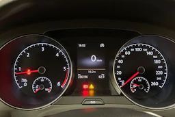 punainen Volkswagen Golf Sportsvan 2016 kuva 13.