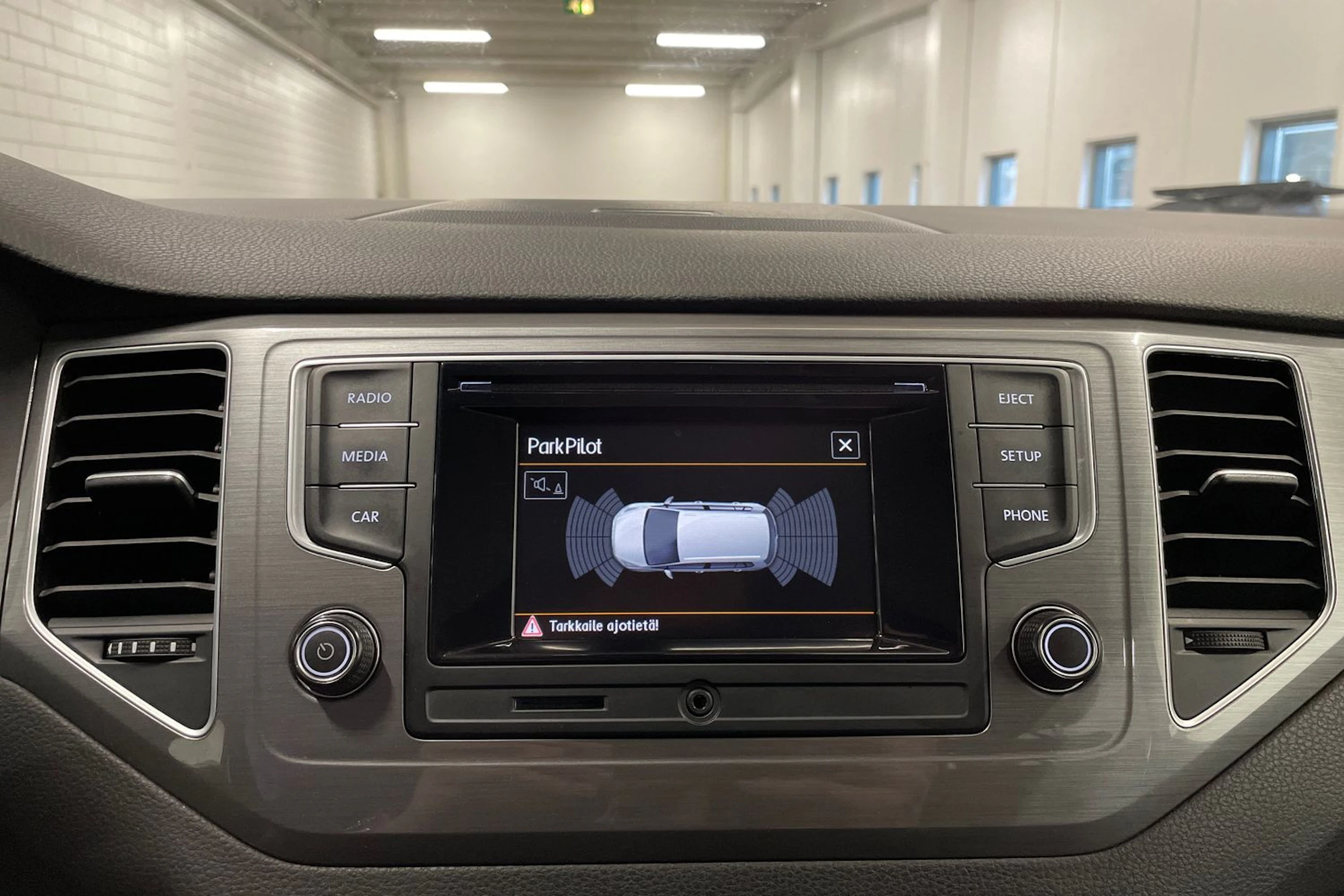 punainen Volkswagen Golf Sportsvan 2016 kuva 14.