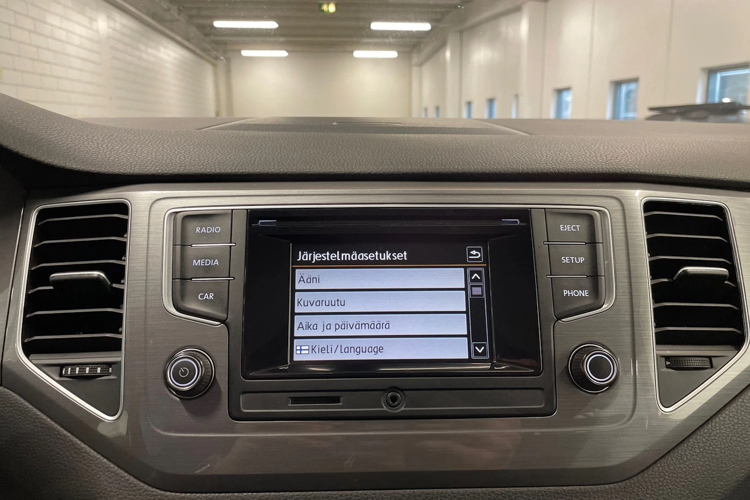 punainen Volkswagen Golf Sportsvan 2016 kuva 15.