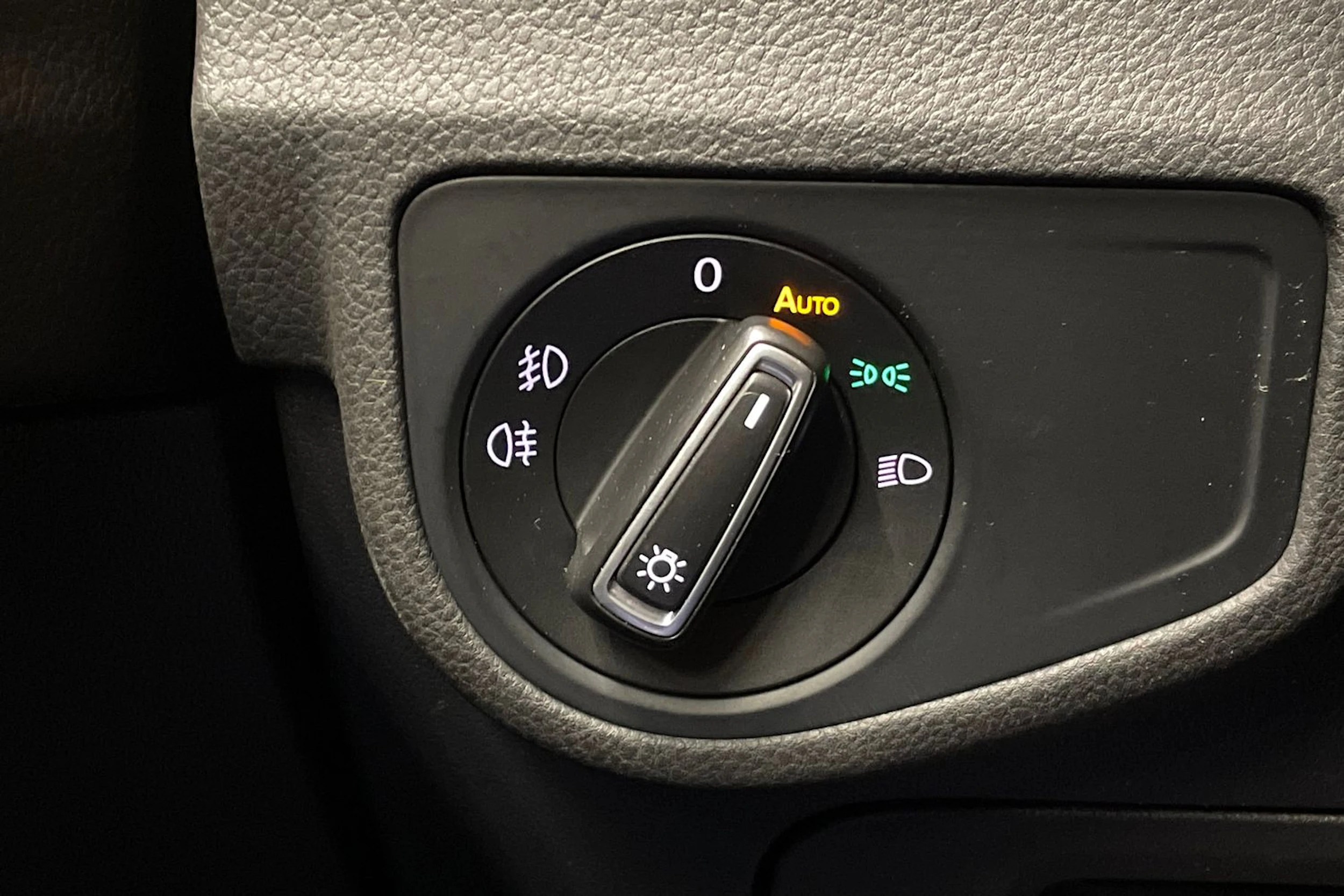 punainen Volkswagen Golf Sportsvan 2016 kuva 17.