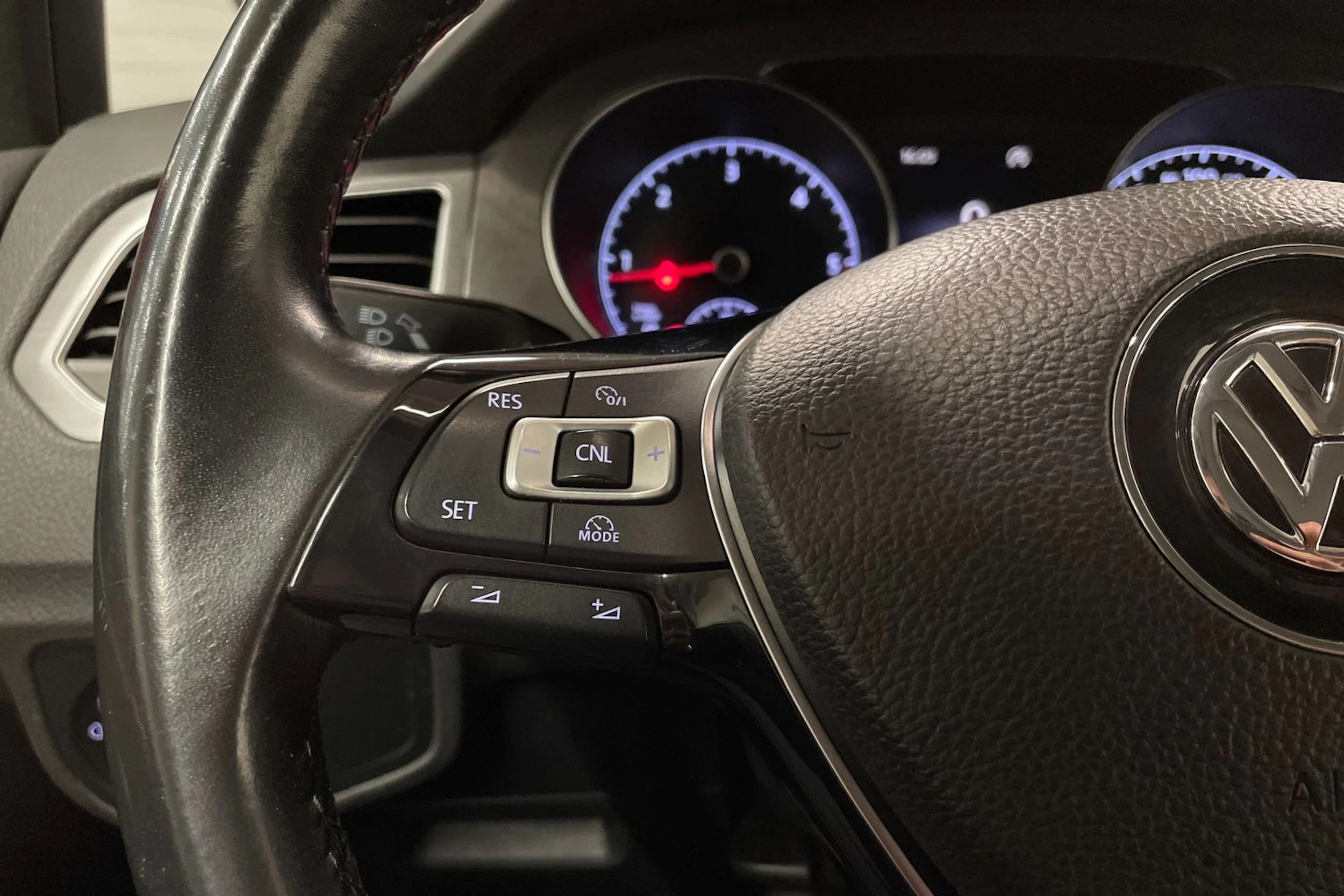 punainen Volkswagen Golf Sportsvan 2016 kuva 18.