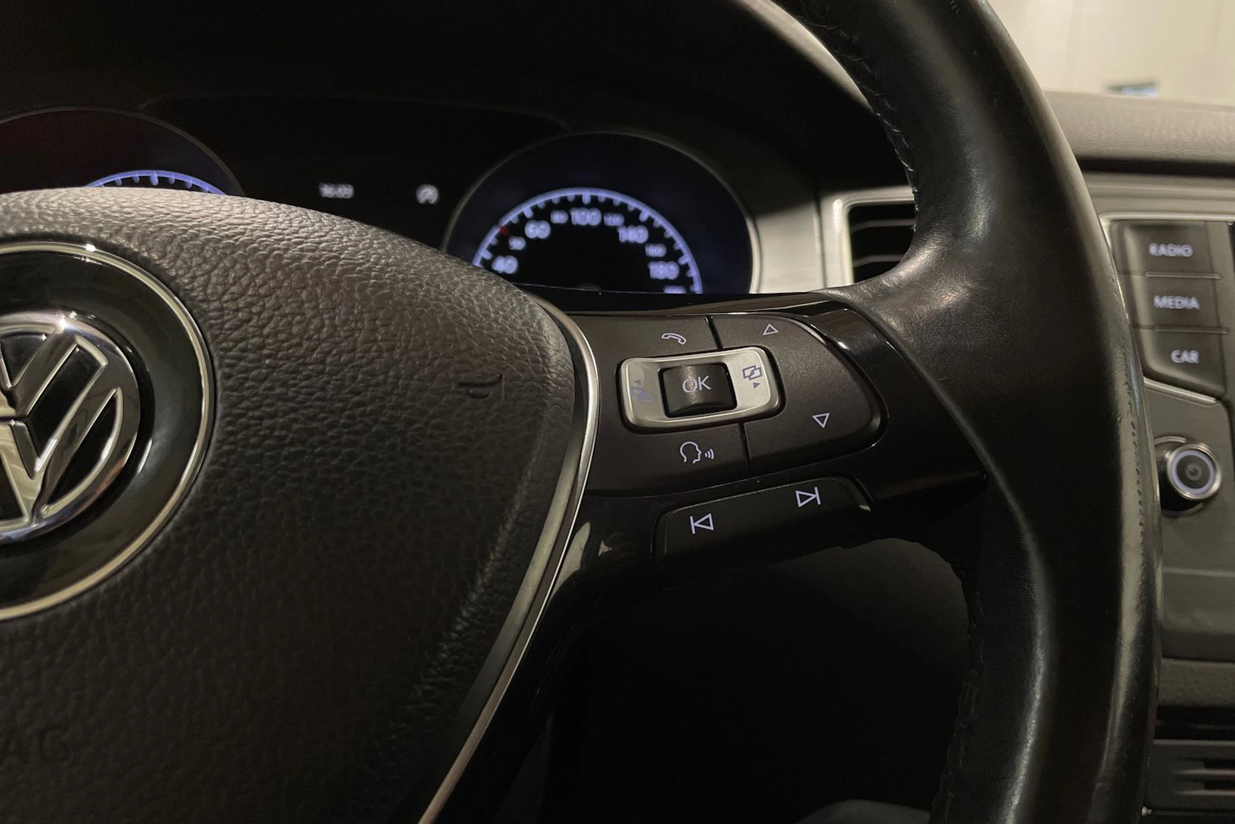 punainen Volkswagen Golf Sportsvan 2016 kuva 19.