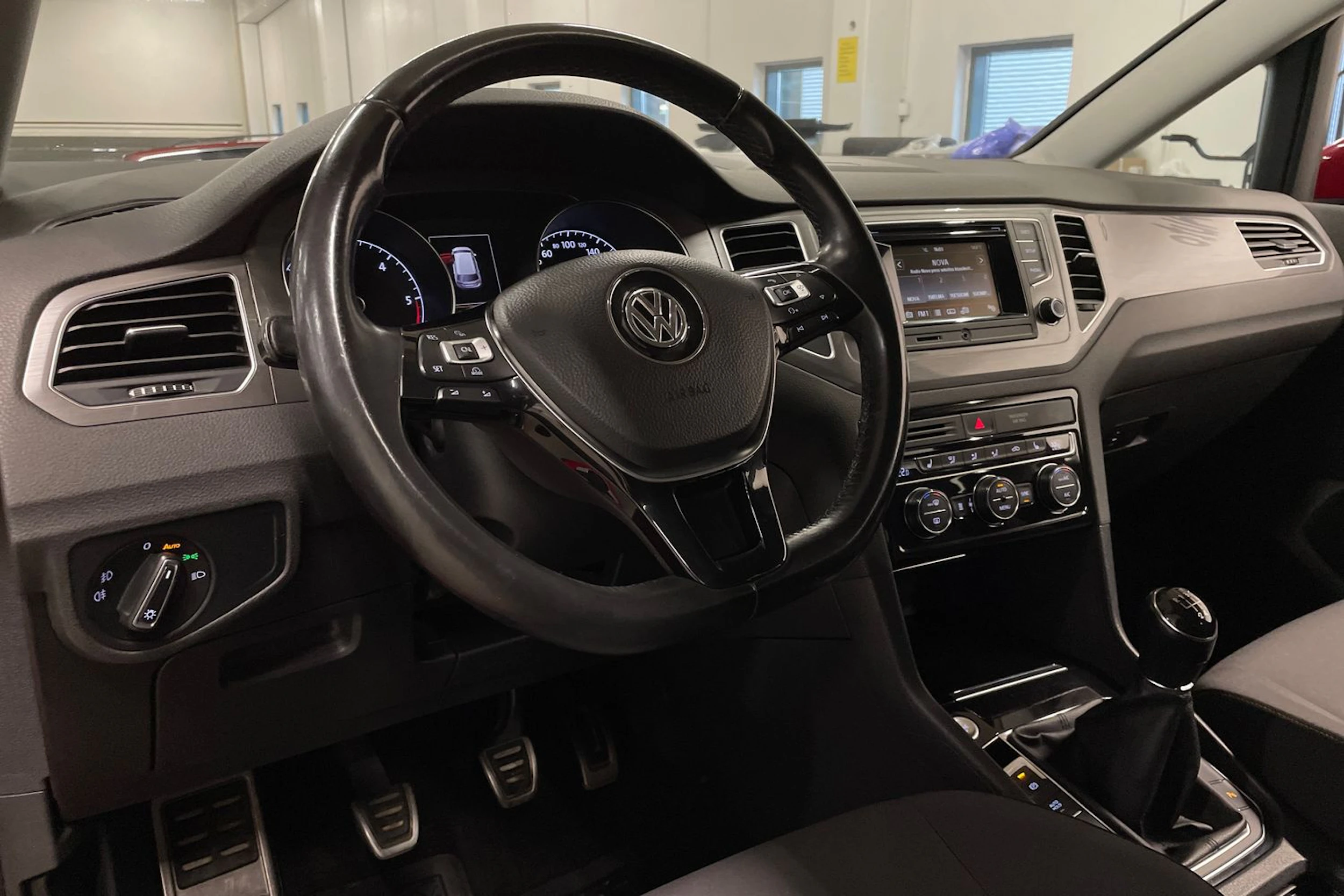 punainen Volkswagen Golf Sportsvan 2016 kuva 20.