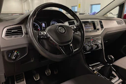 punainen Volkswagen Golf Sportsvan 2016 kuva 20.