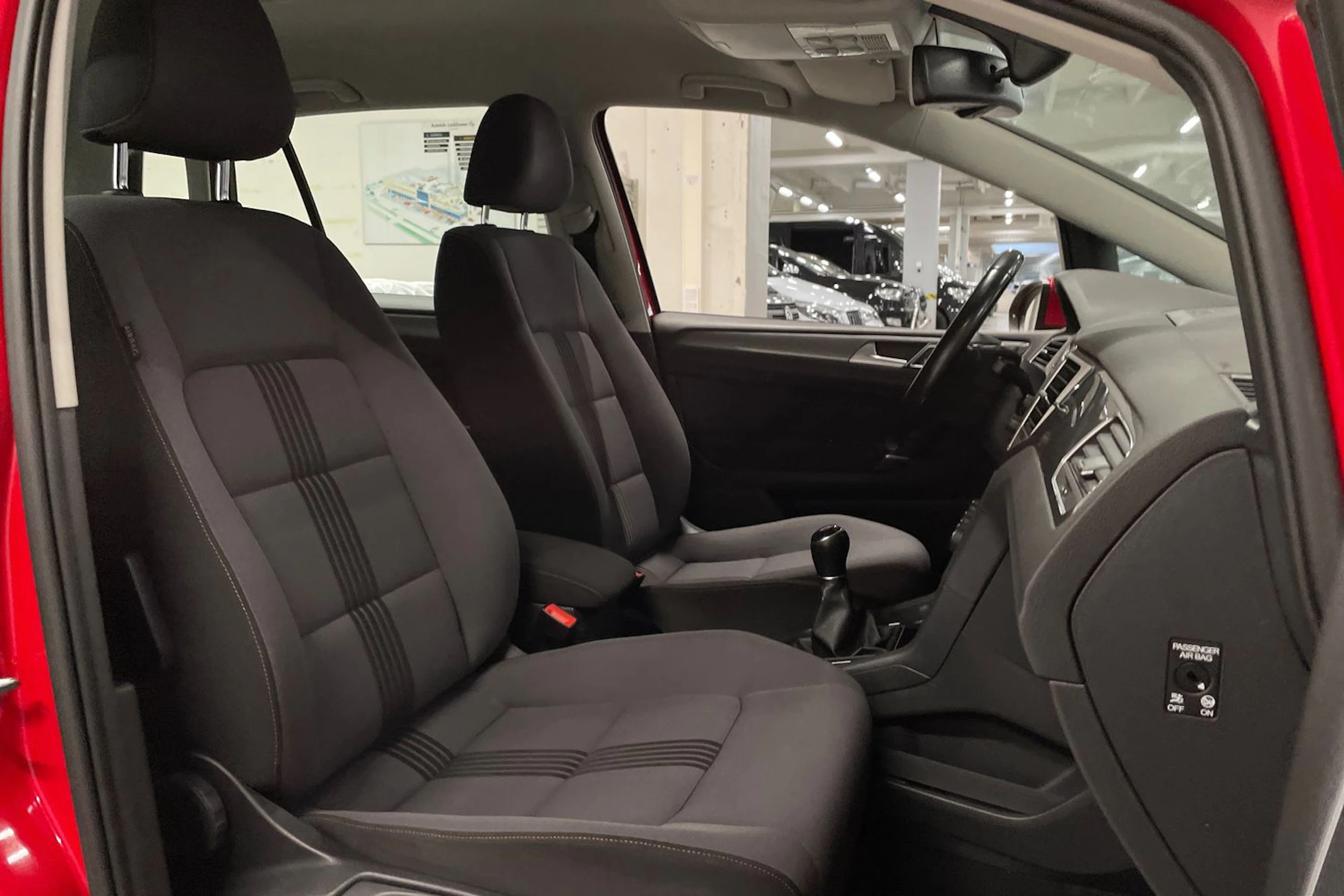 punainen Volkswagen Golf Sportsvan 2016 kuva 21.