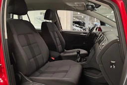 punainen Volkswagen Golf Sportsvan 2016 kuva 21.