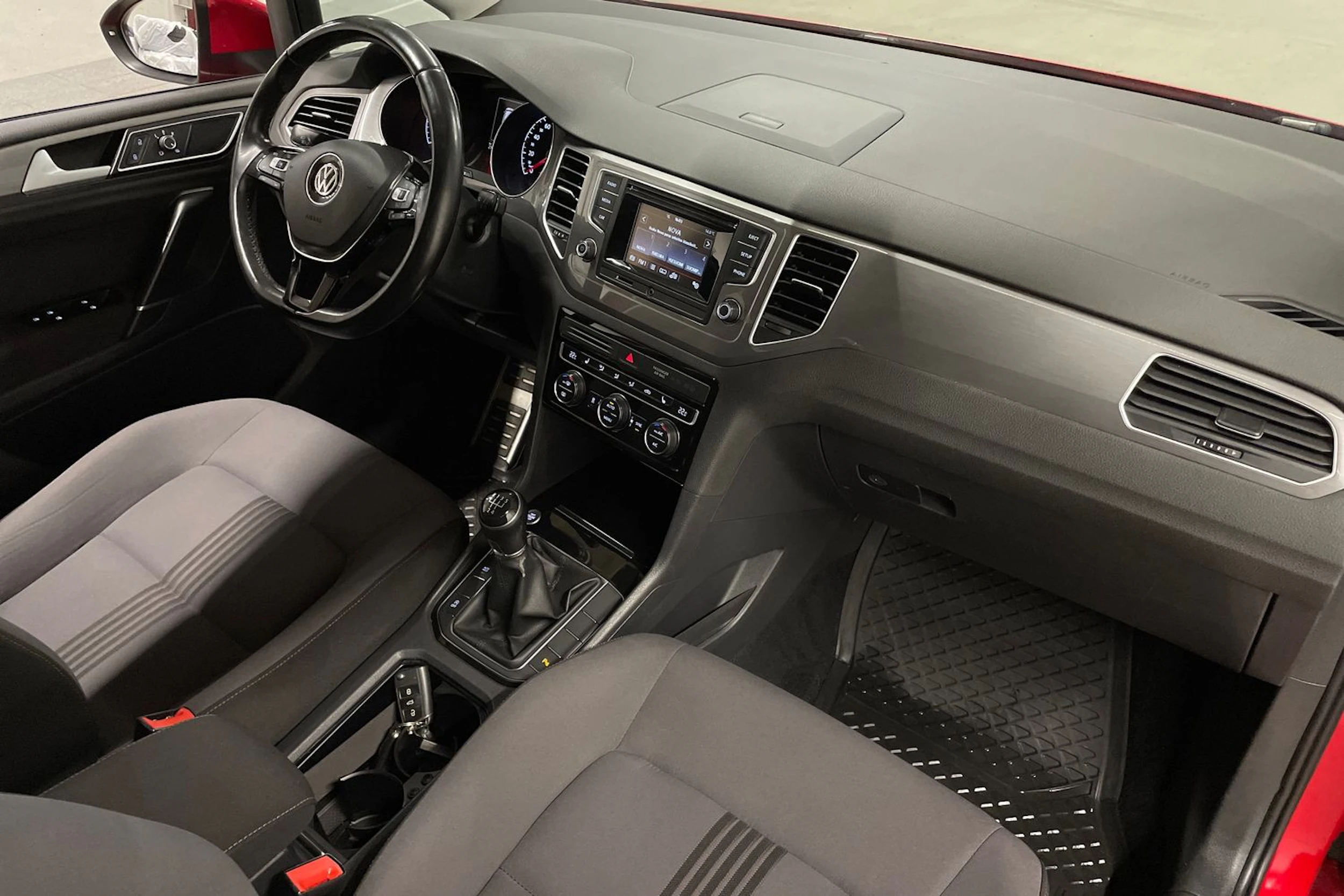 punainen Volkswagen Golf Sportsvan 2016 kuva 22.