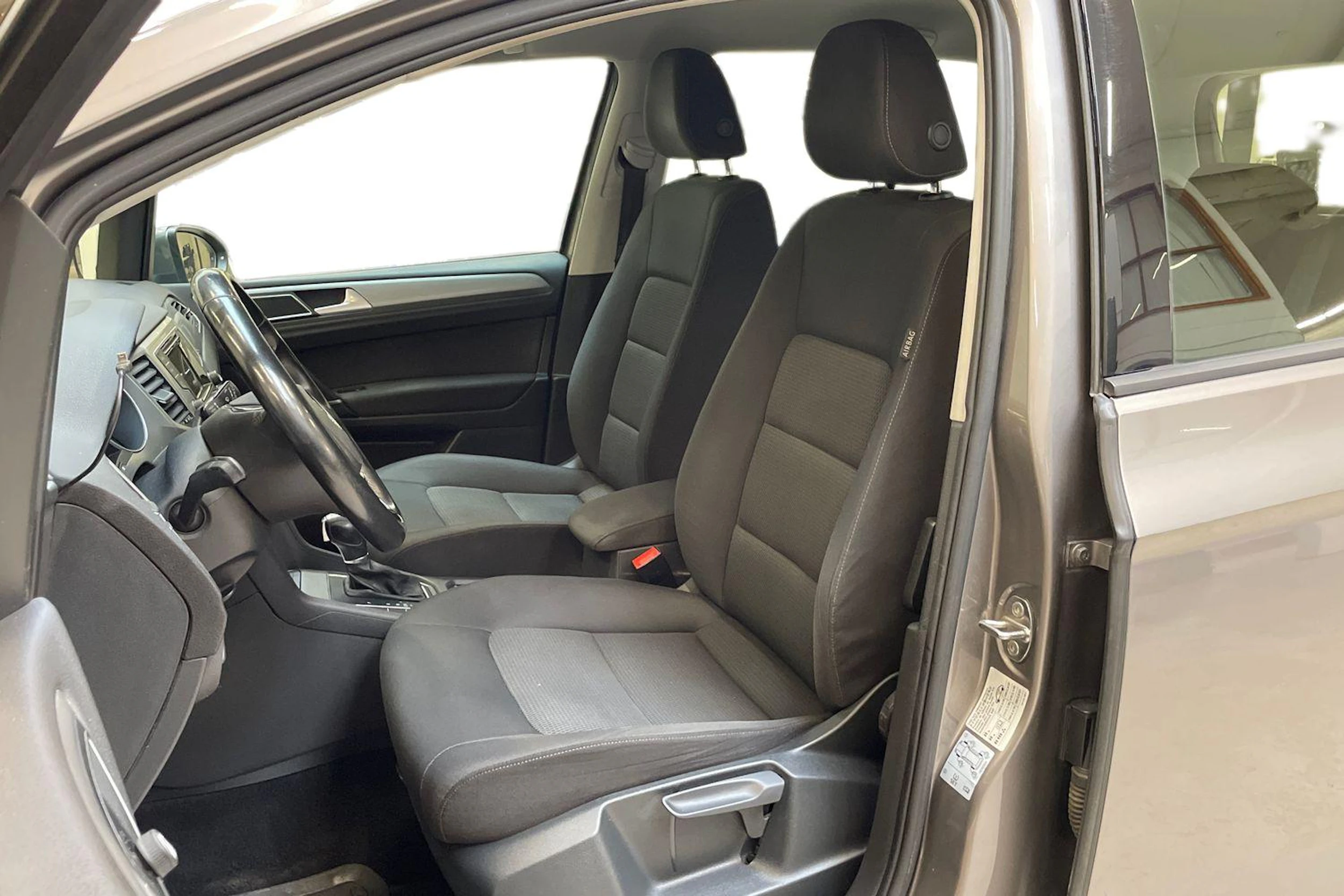 harmaa Volkswagen Golf Sportsvan 2016 kuva 6.