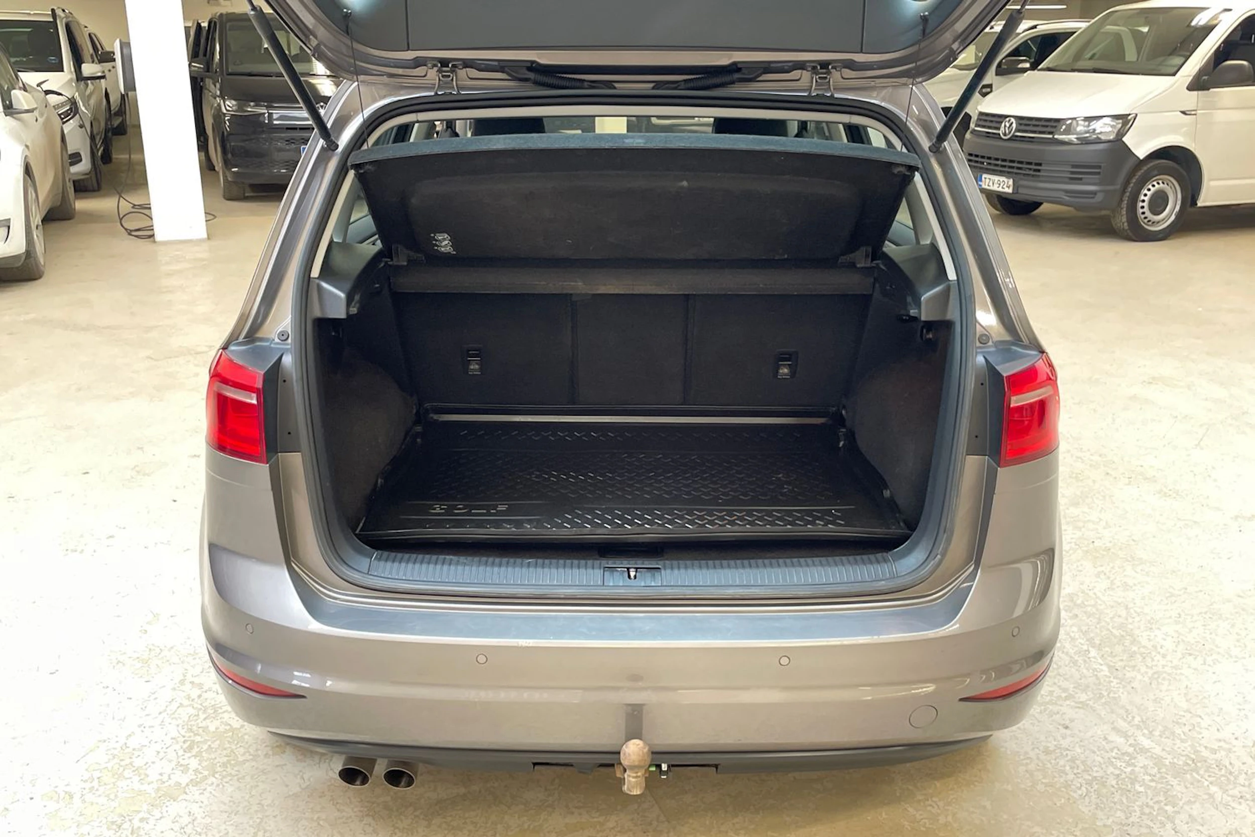 harmaa Volkswagen Golf Sportsvan 2016 kuva 11.