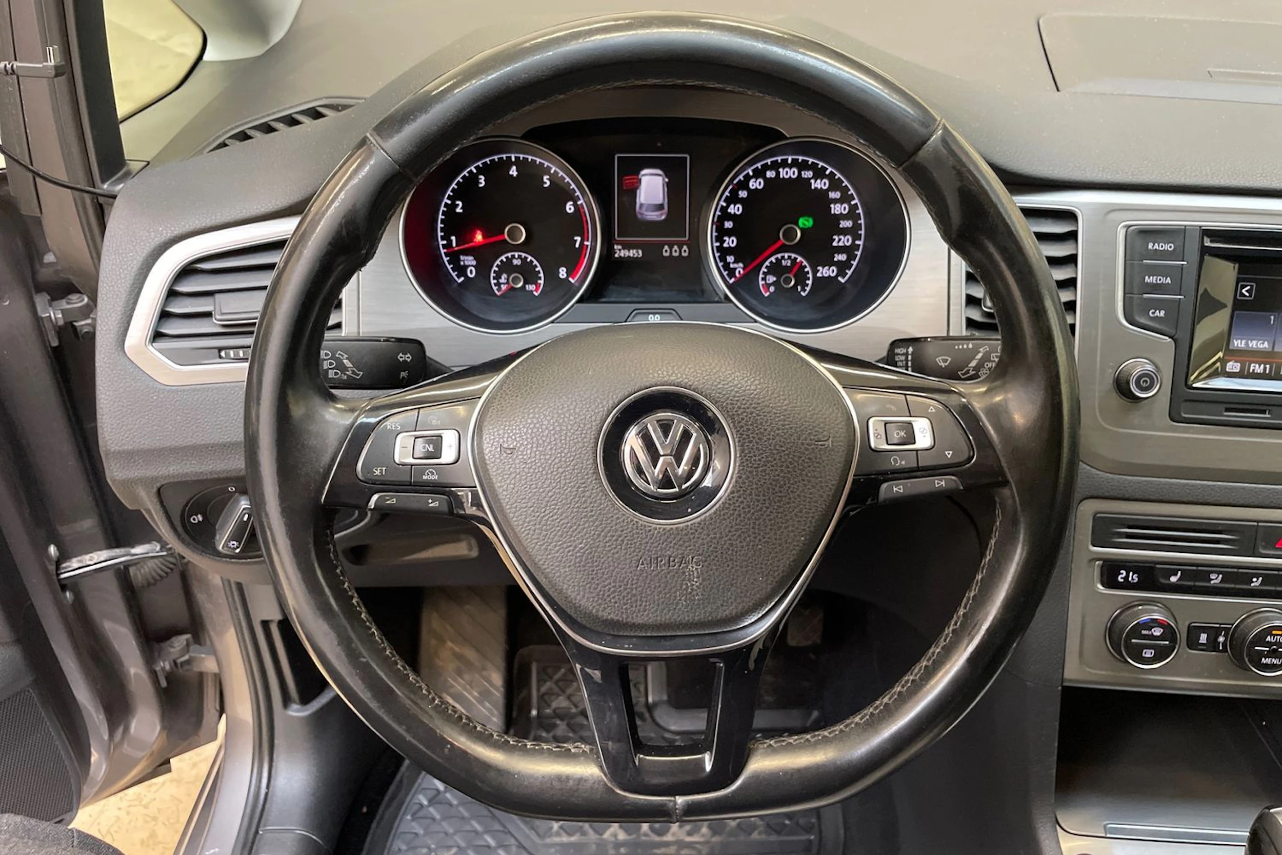 harmaa Volkswagen Golf Sportsvan 2016 kuva 12.