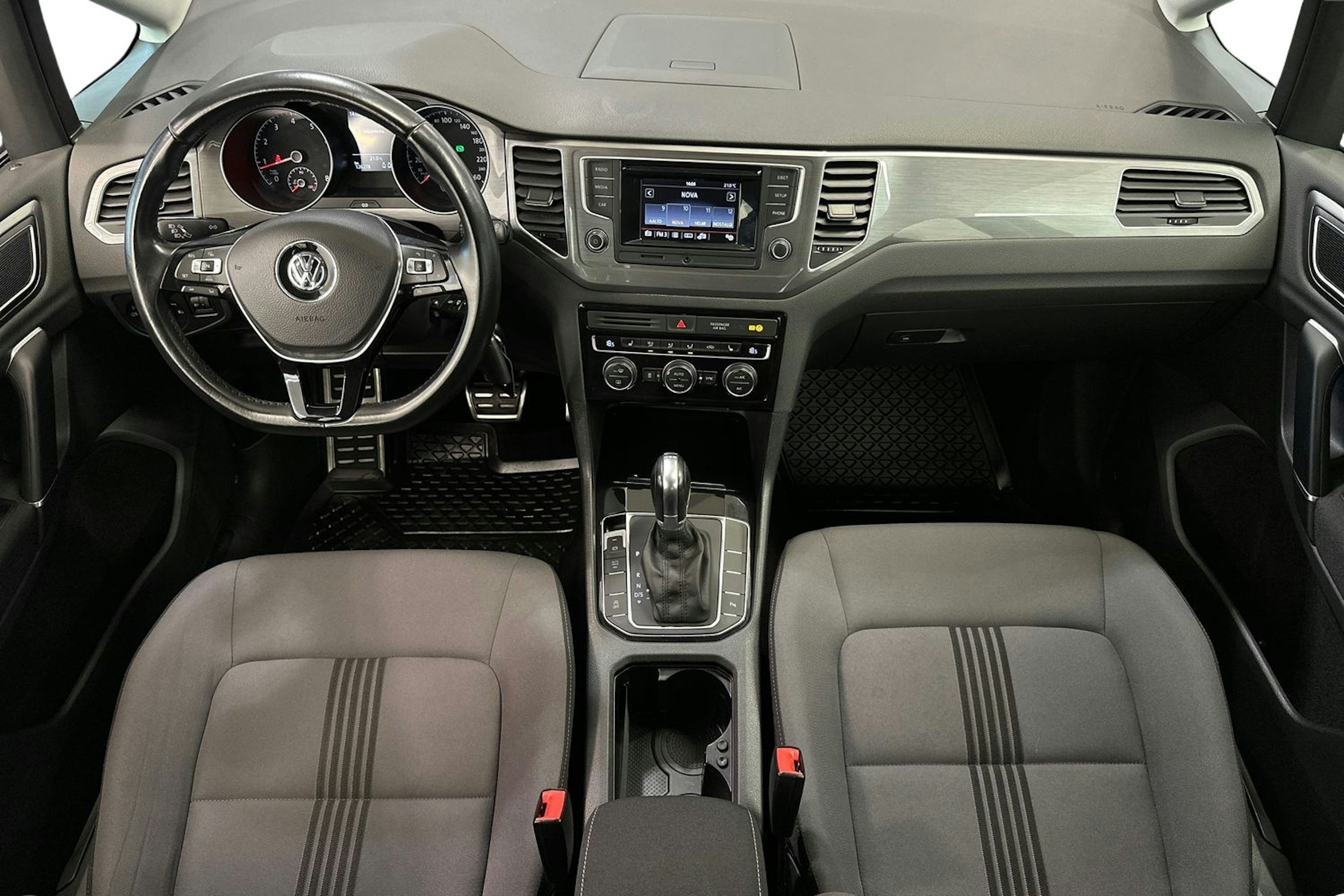 harmaa Volkswagen Golf Sportsvan 2016 kuva 9.