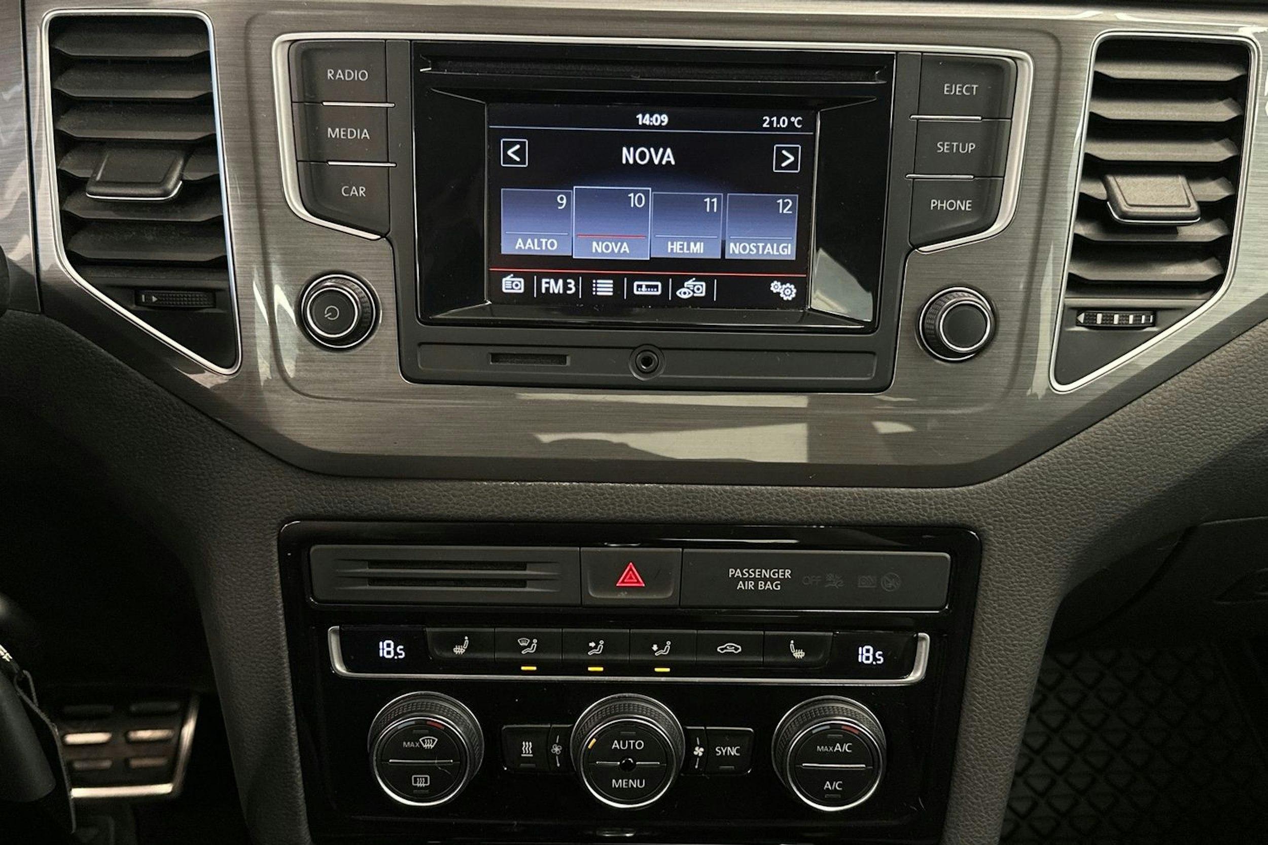 harmaa Volkswagen Golf Sportsvan 2016 kuva 20.