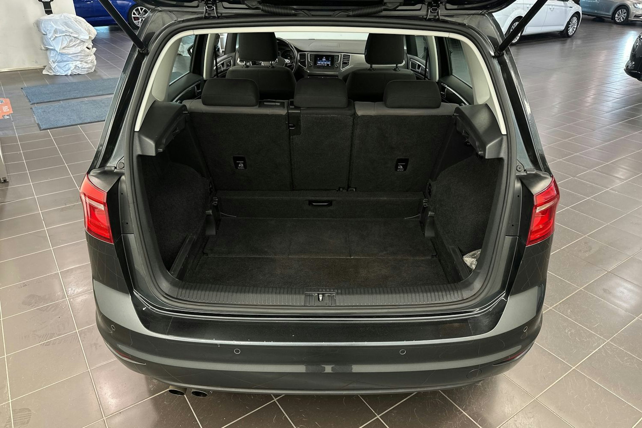 harmaa Volkswagen Golf Sportsvan 2016 kuva 23.