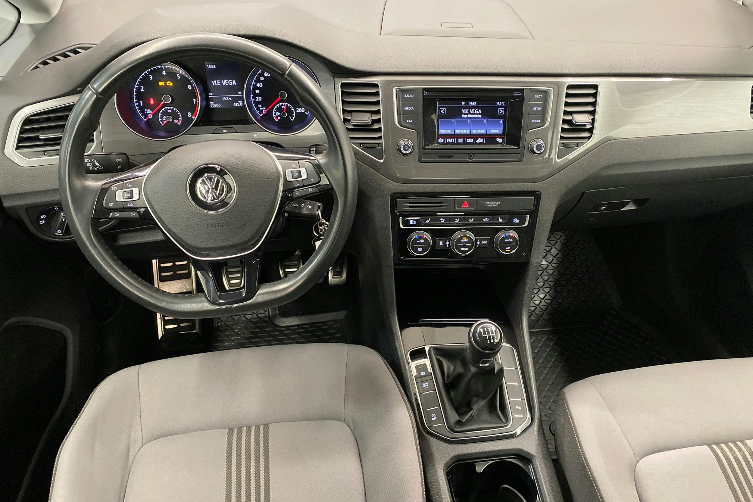 Ruskea (beige) Volkswagen GOLF SPORTSVAN 2016 kuva 9.