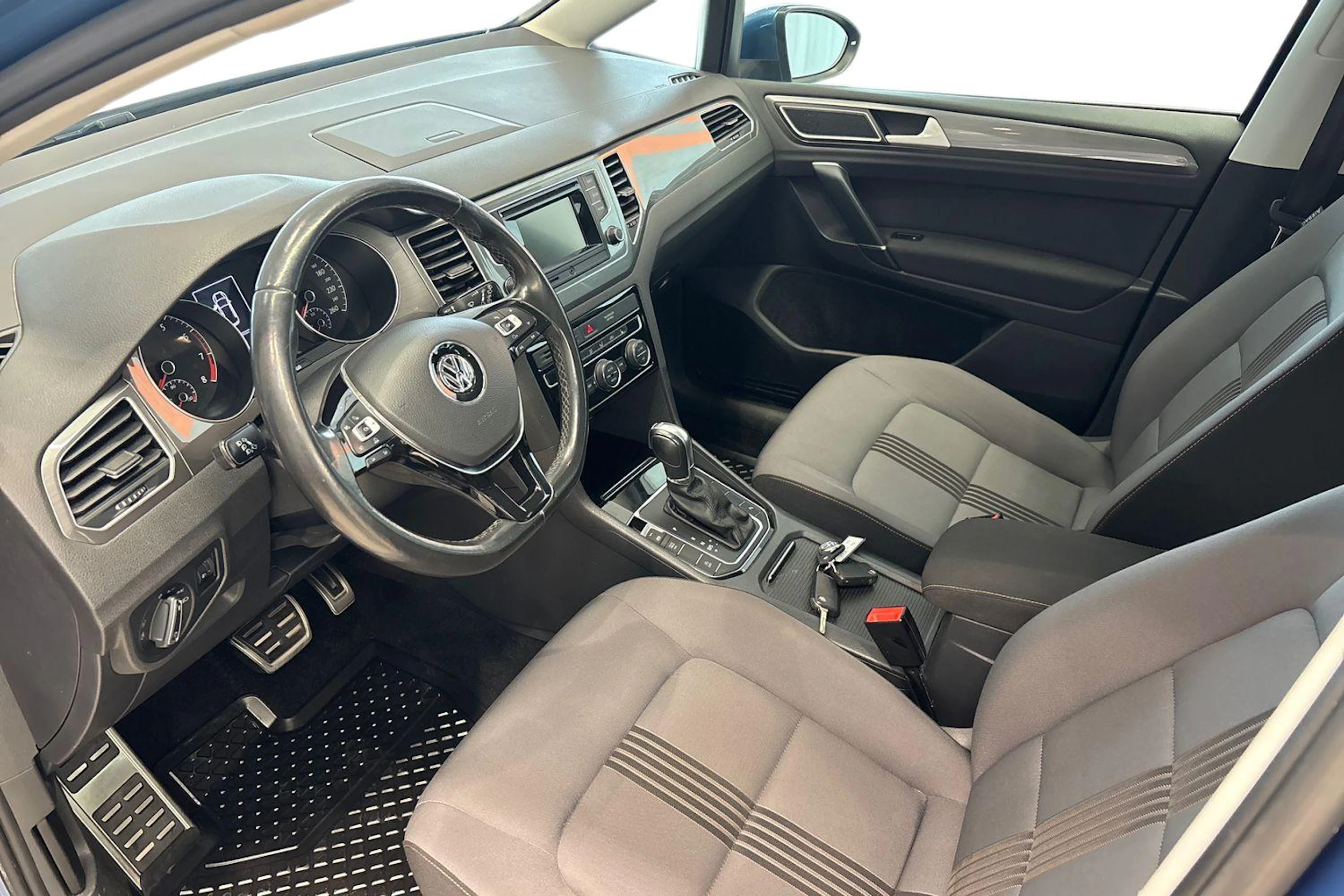 Sininen Volkswagen GOLF SPORTSVAN 2016 kuva 6.