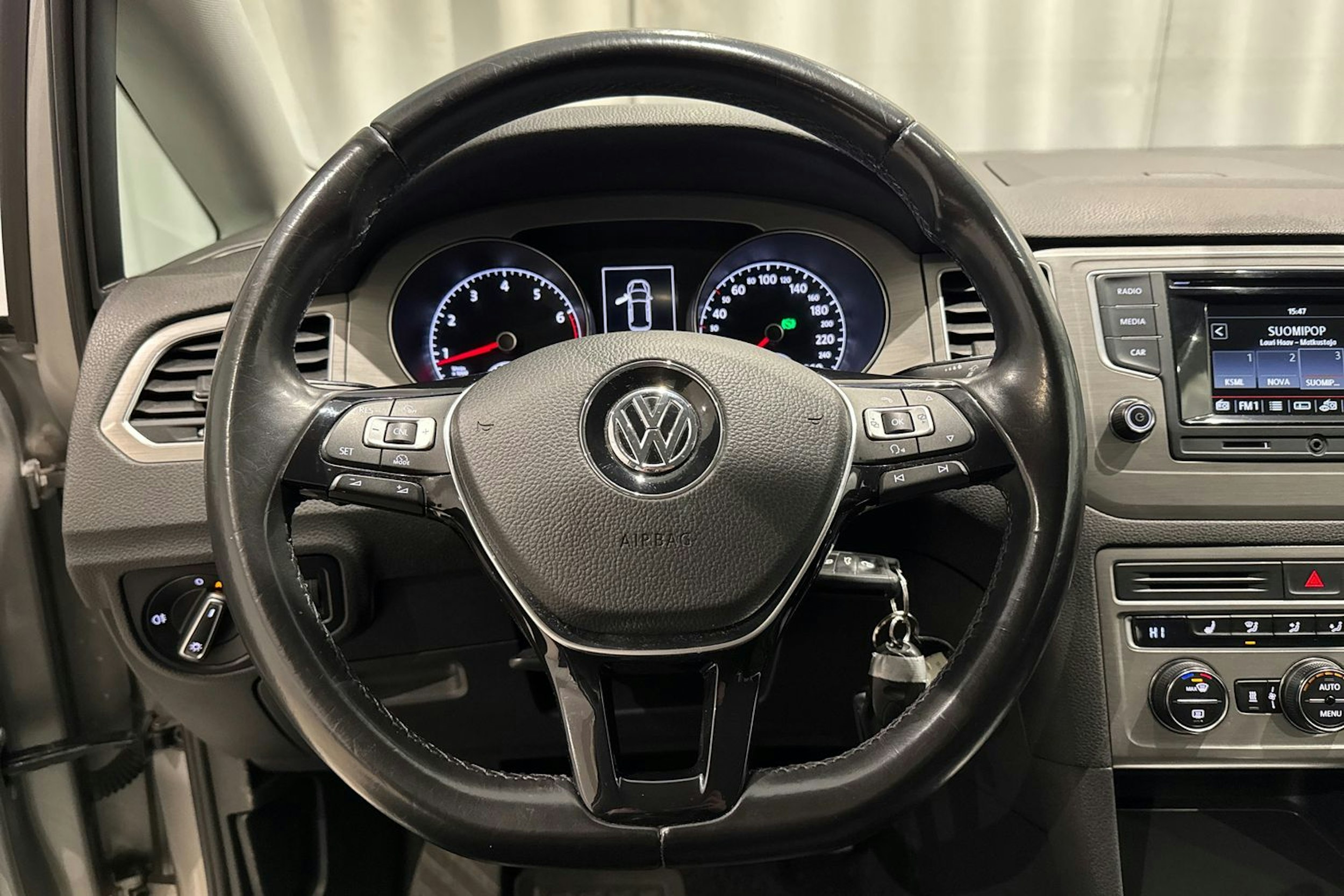 harmaa Volkswagen Golf Sportsvan 2016 kuva 16.