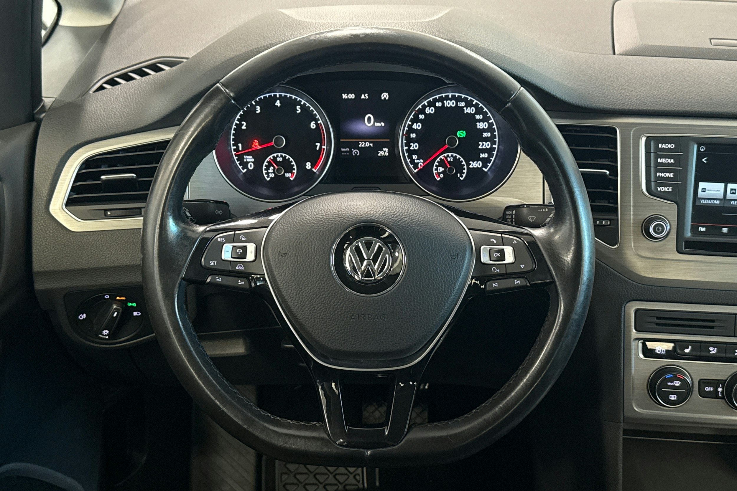 sininen Volkswagen Golf Sportsvan 2016 kuva 14.