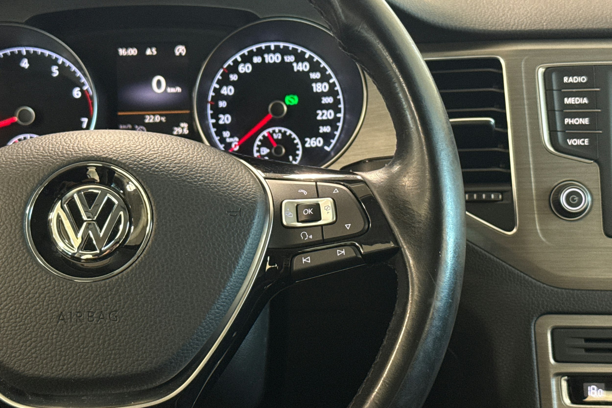 sininen Volkswagen Golf Sportsvan 2016 kuva 17.