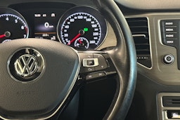 sininen Volkswagen Golf Sportsvan 2016 kuva 17.