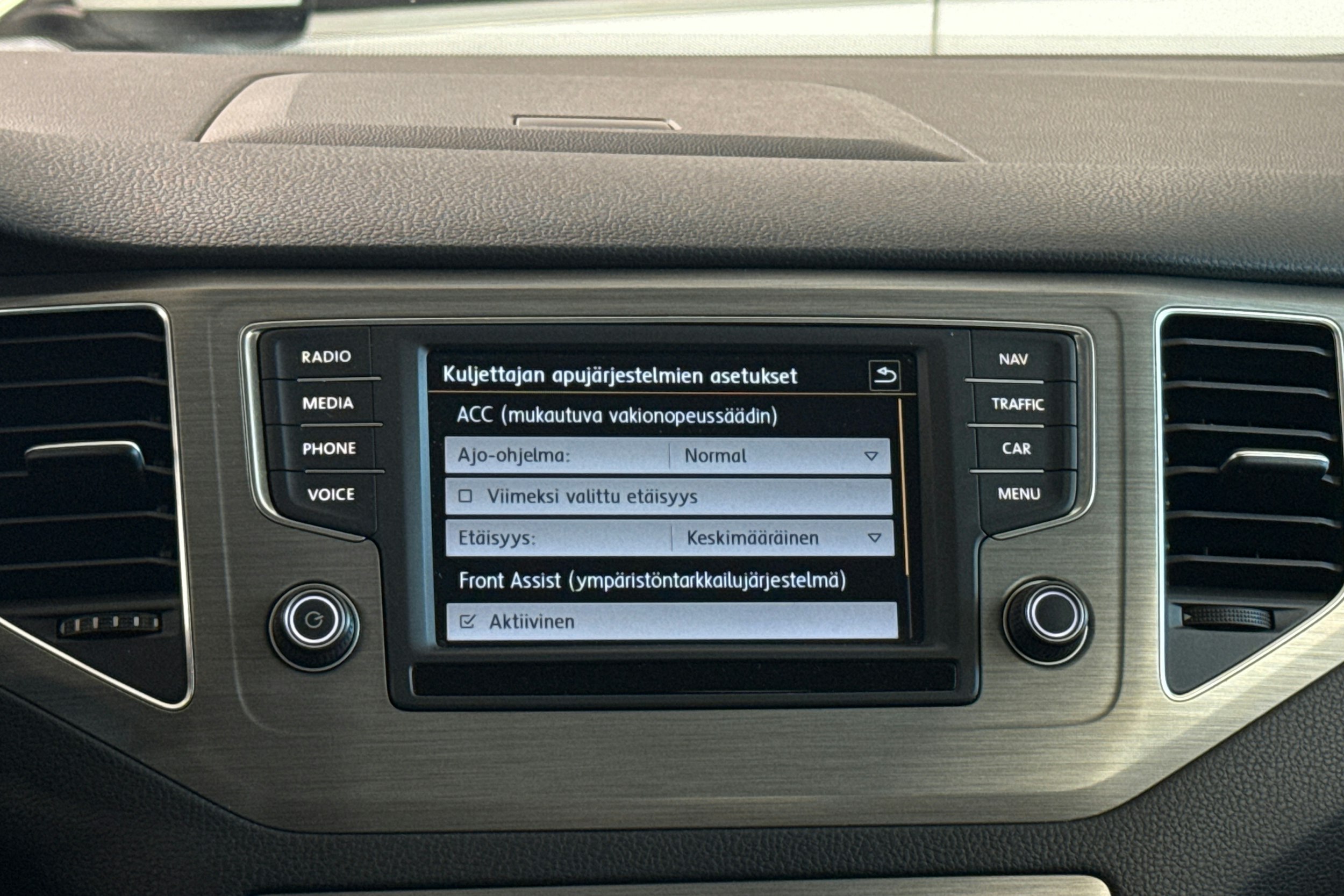 sininen Volkswagen Golf Sportsvan 2016 kuva 18.