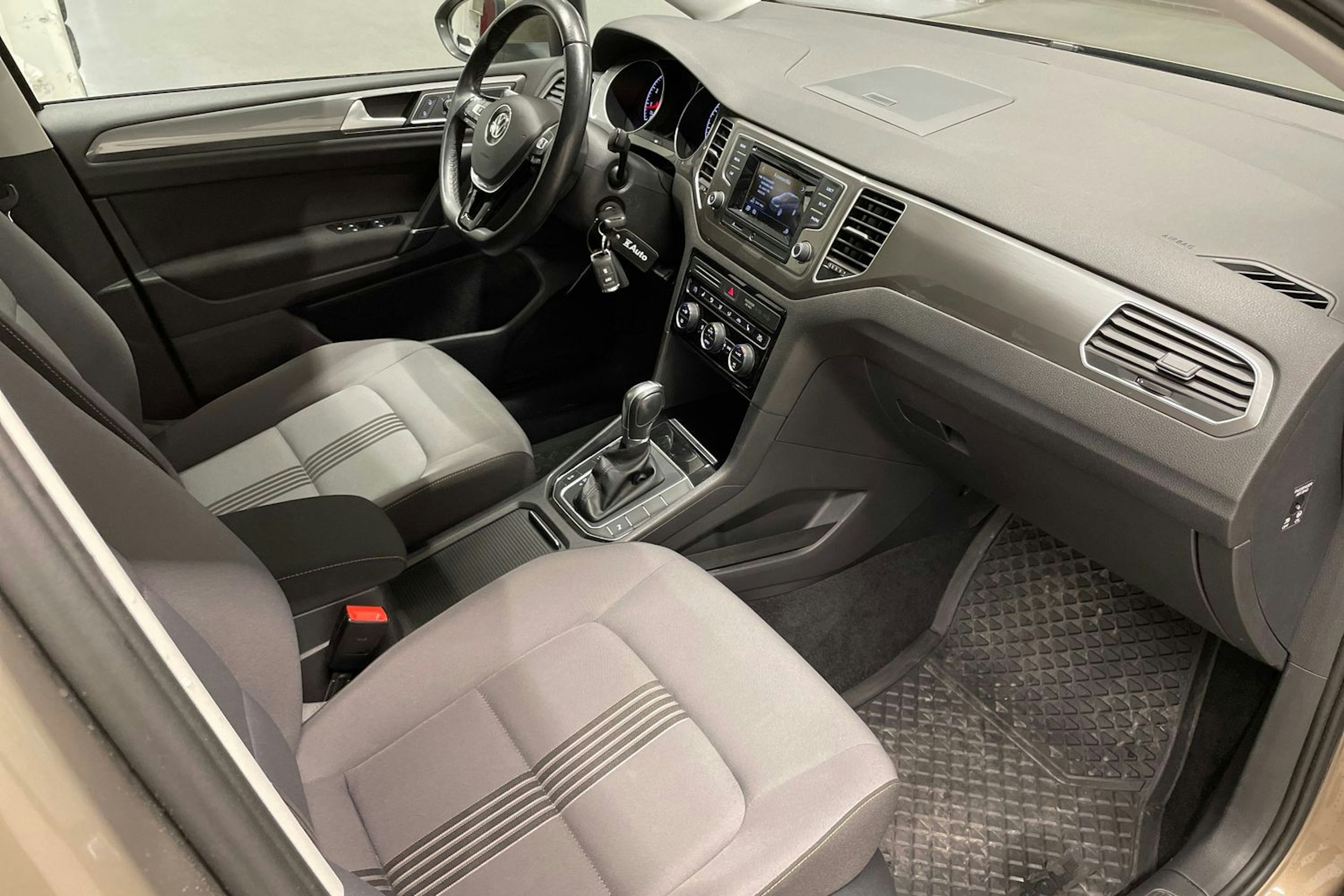 Ruskea (beige) Volkswagen GOLF SPORTSVAN 2016 kuva 27.